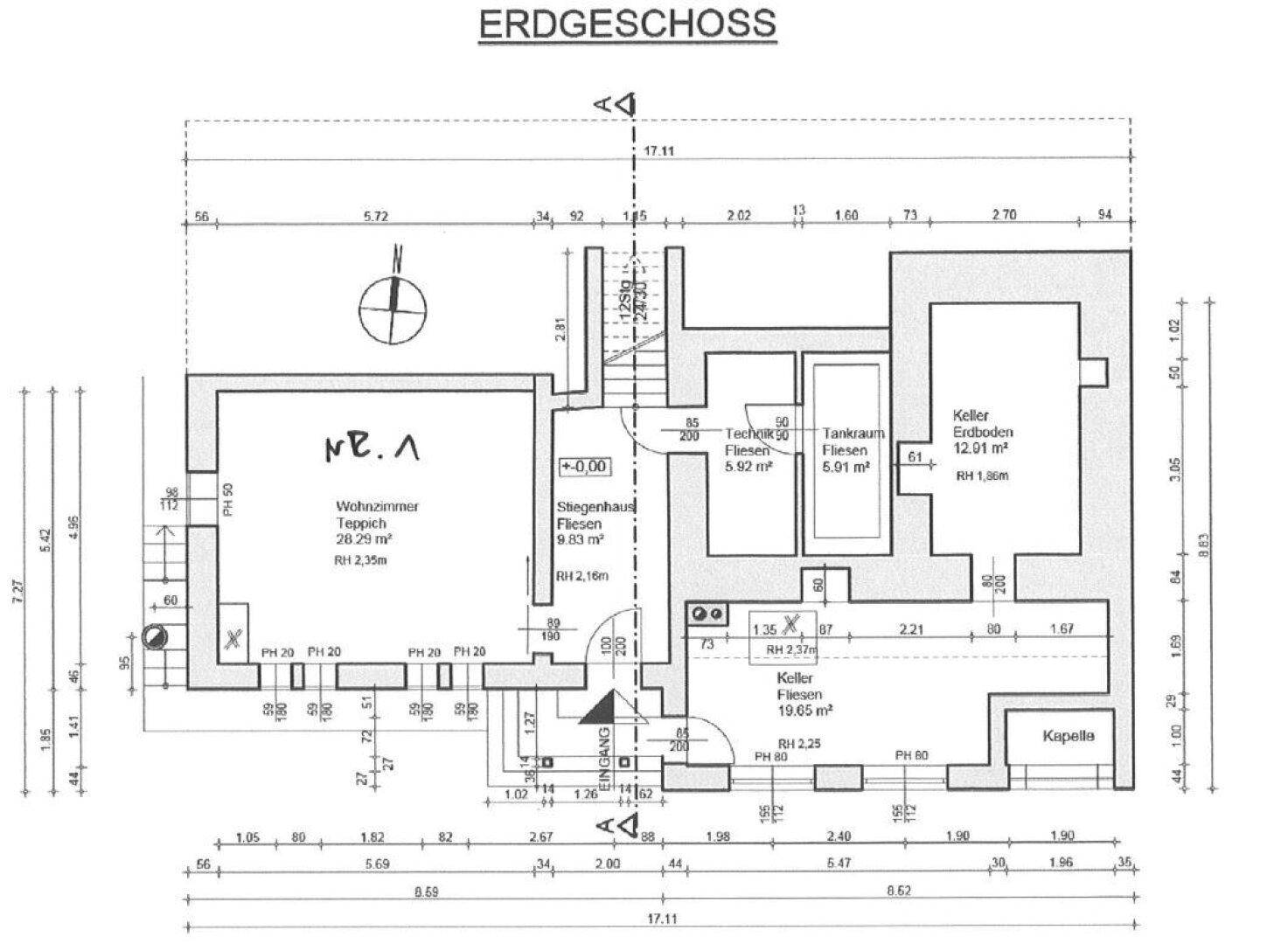 Grundriss des Erdgeschosses mit Wohnbereich, Keller, Technikraum und einem Kamin im Wohnzimmer.
