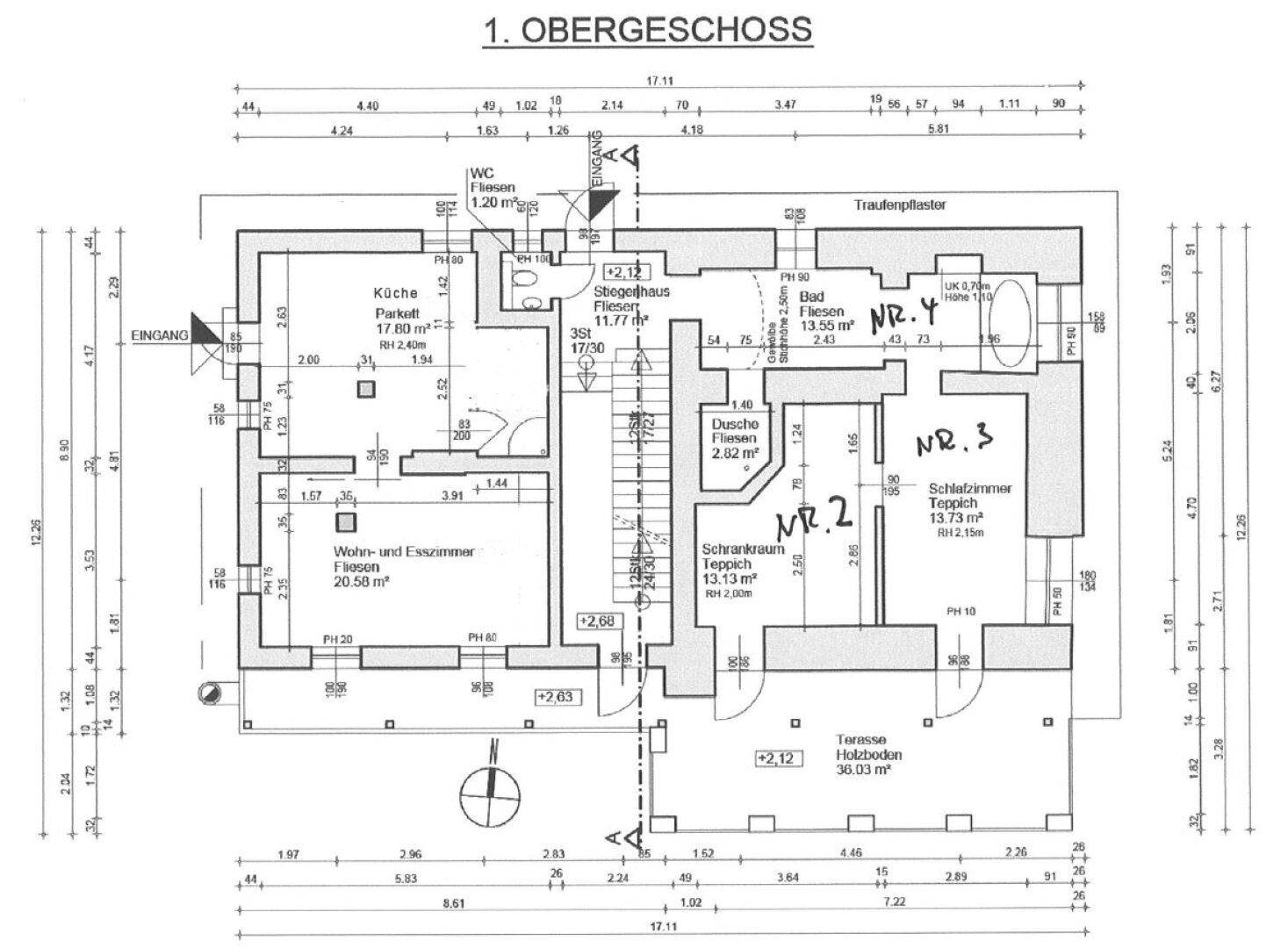 Grundriss des ersten Obergeschosses mit offenem Wohnbereich, Küche, Schlafzimmern, Terrasse und Balkon.
