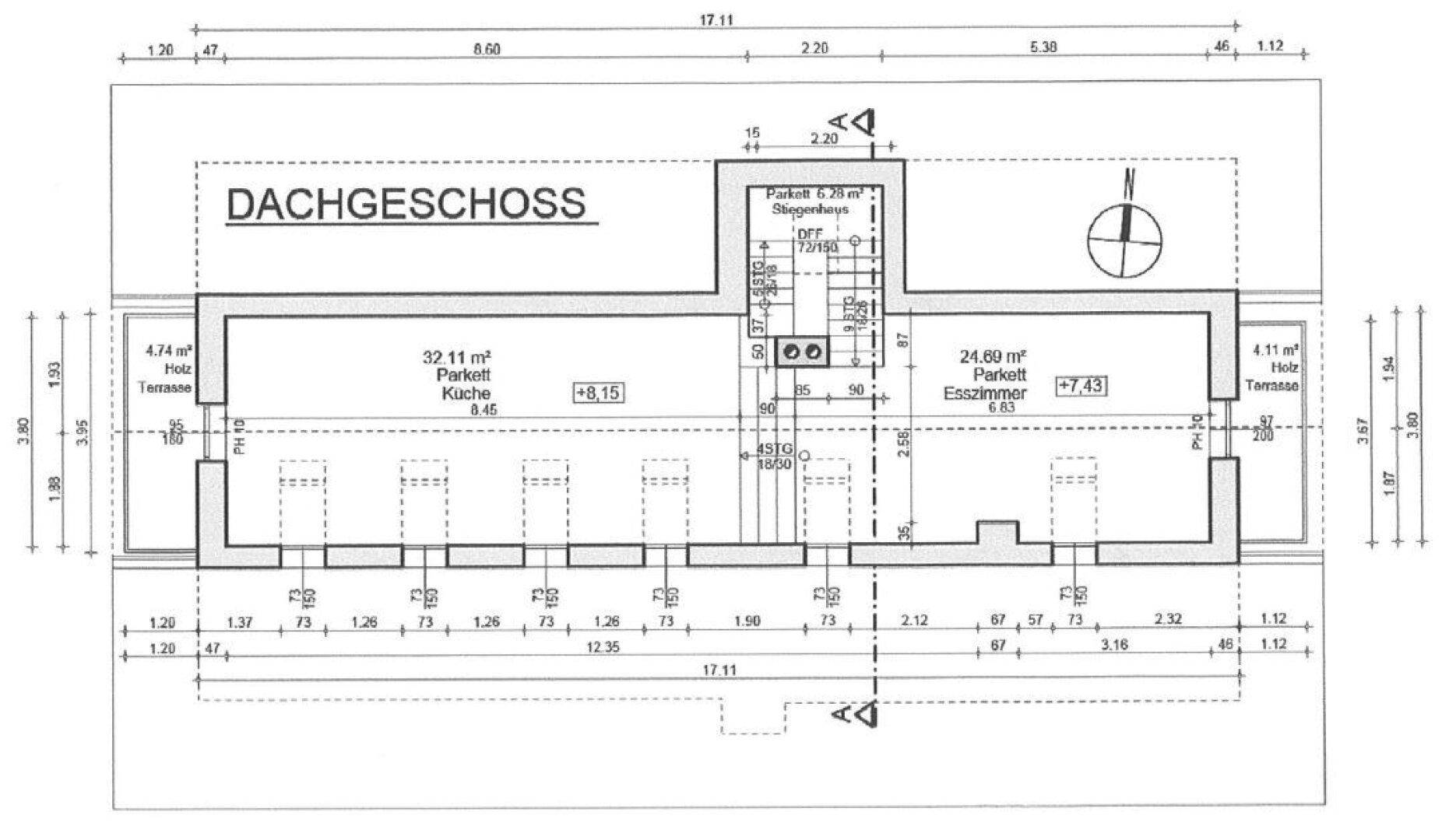 Grundriss des Dachgeschosses mit offener Küche, Essbereich, vielen Fenstern und zwei Holzterrassen.