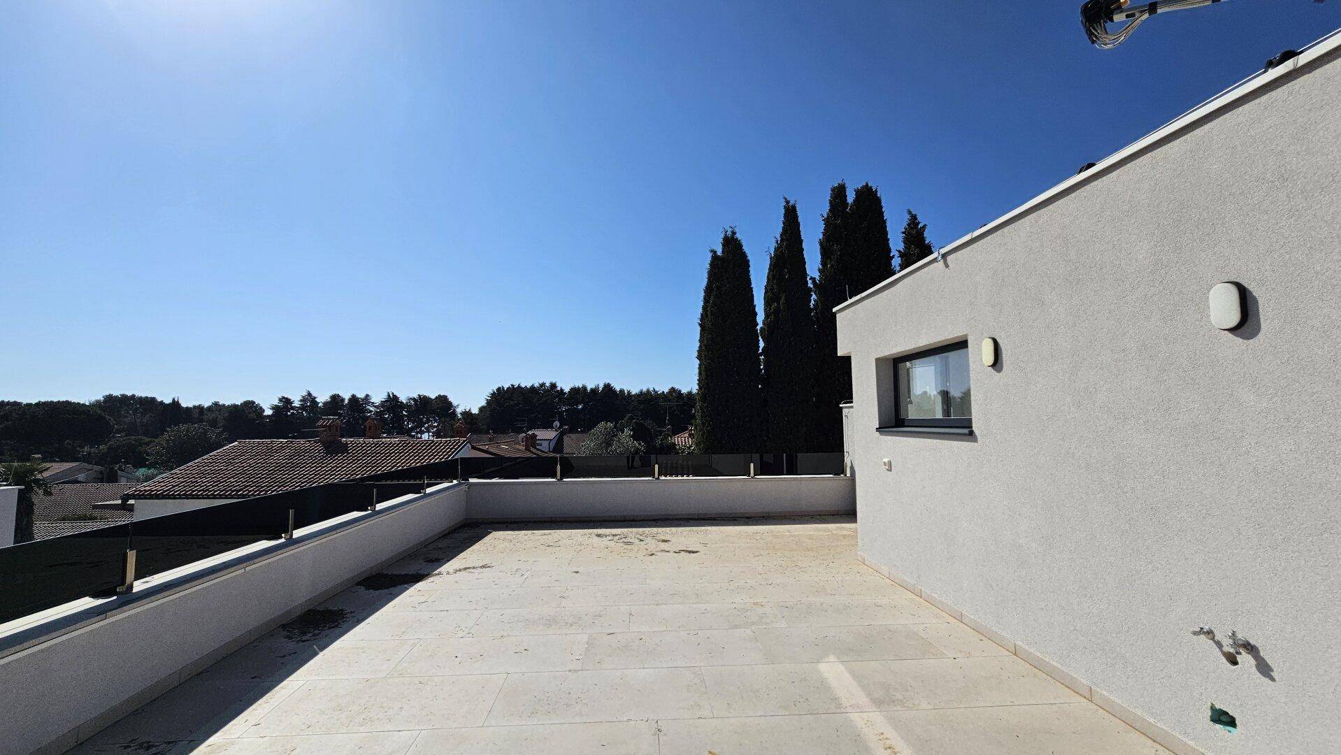 Großzügige Dachterrasse mit weitem Blick und viel Sonnenlicht.