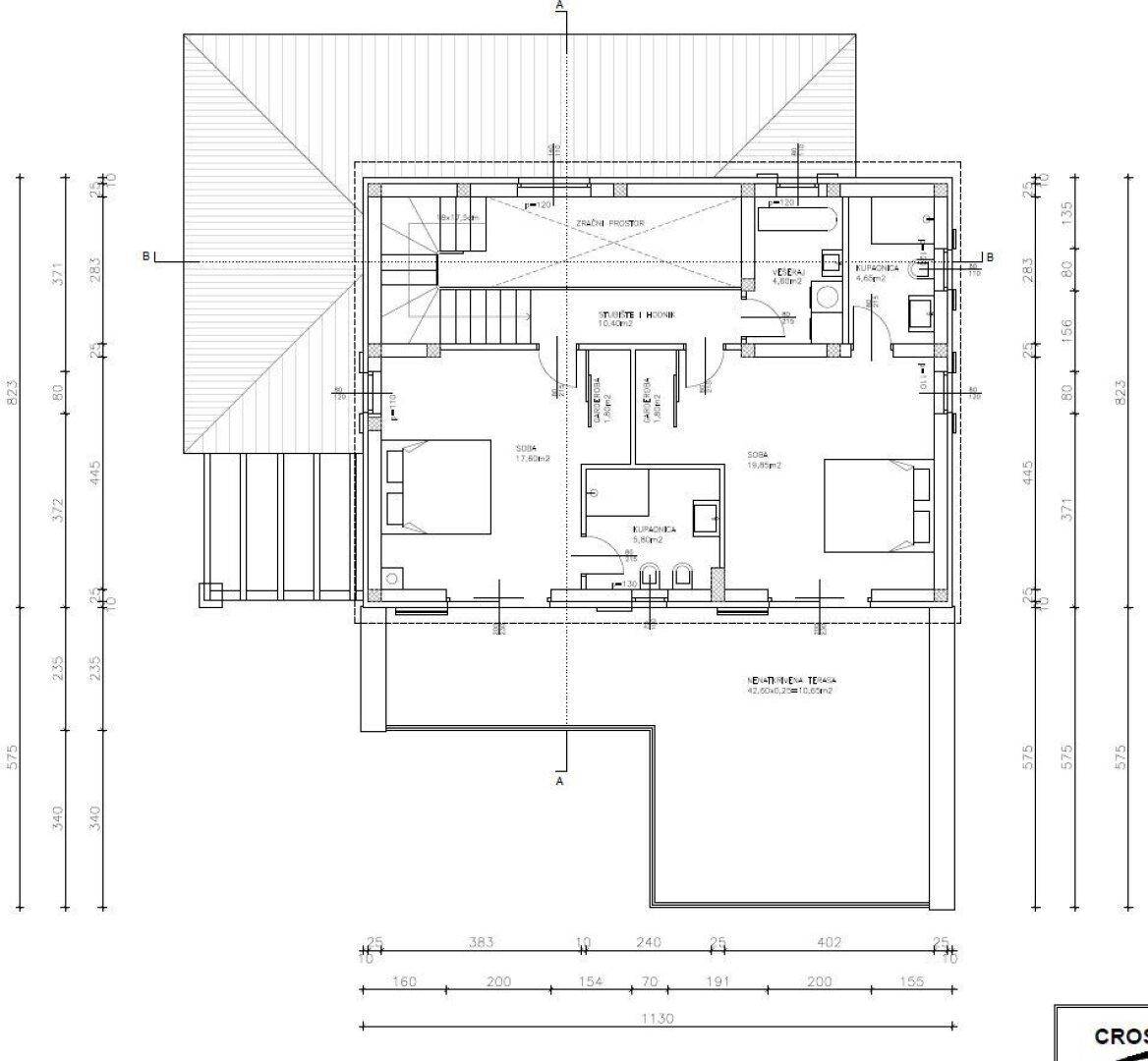 Grundriss des Obergeschosses mit drei Schlafzimmern, zwei Badezimmern und Balkonzugang.