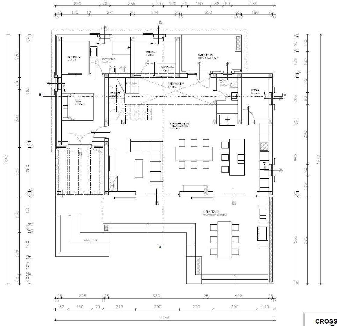 Grundriss des Erdgeschosses mit offenem Wohnbereich, Küche, Esszimmer und Zugang zur Terrasse.
