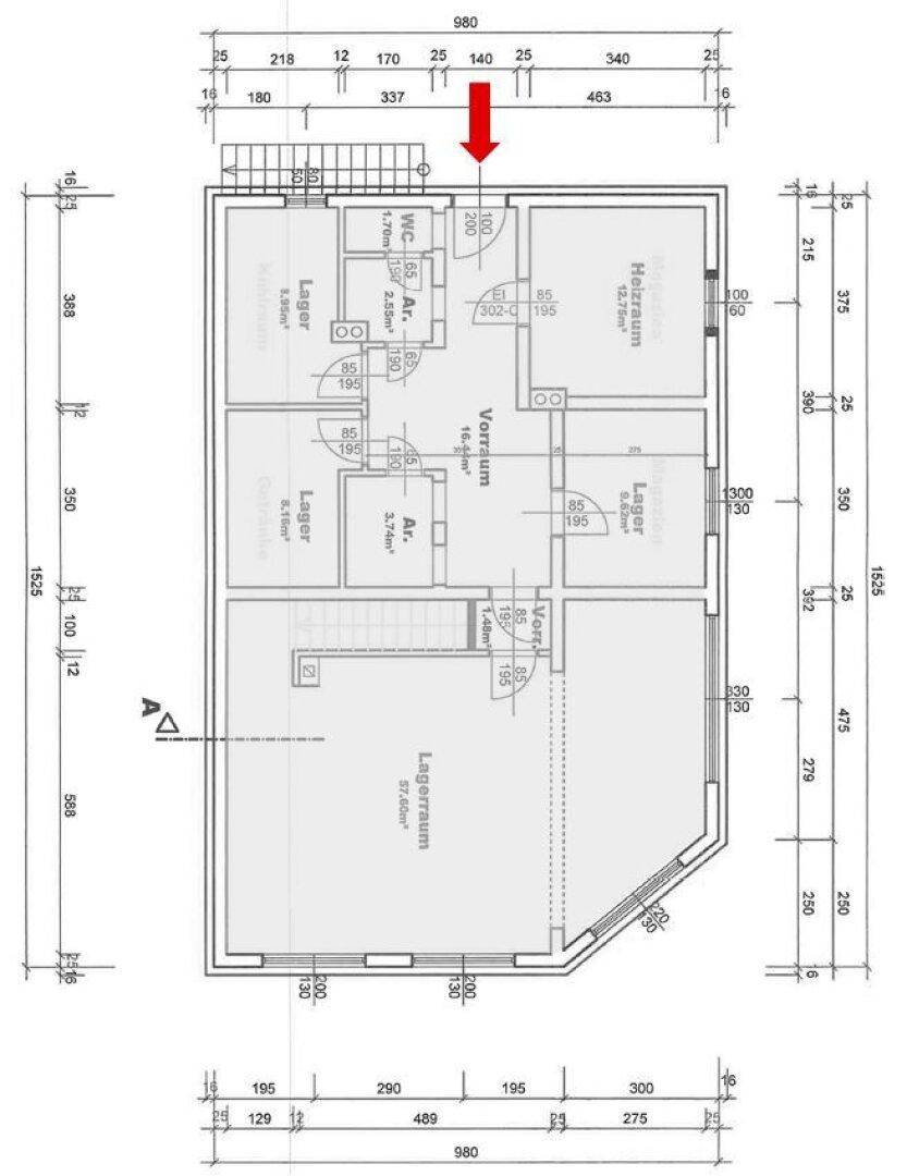 Grundriss des Untergeschosses mit mehreren Lagerräumen, Holzraum und WC.