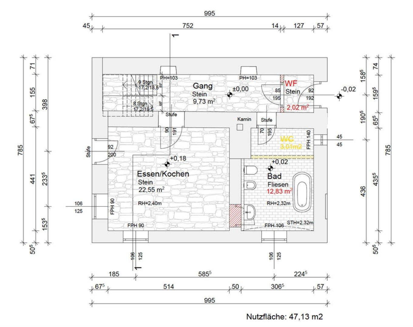 Grundriss des Erdgeschosses mit offener Küche, Essbereich, Bad mit Wanne, WC und Kamin.