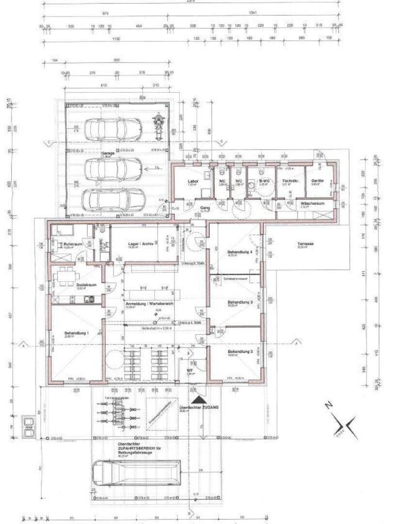 Detaillierter Grundriss eines Gebäudes mit Behandlungsräumen, Empfang, Wartebereich und integrierter Garage.