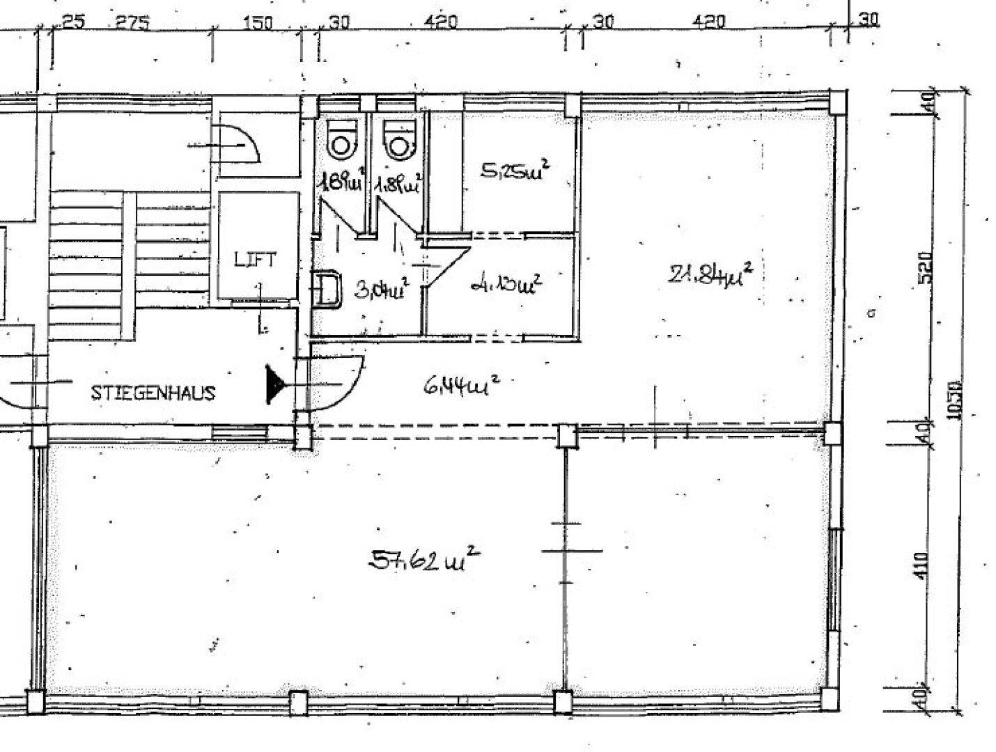 Detaillierter Grundriss mit Raumaufteilung, Treppenhaus und Sanitärbereichen, inklusive Flächenangaben.