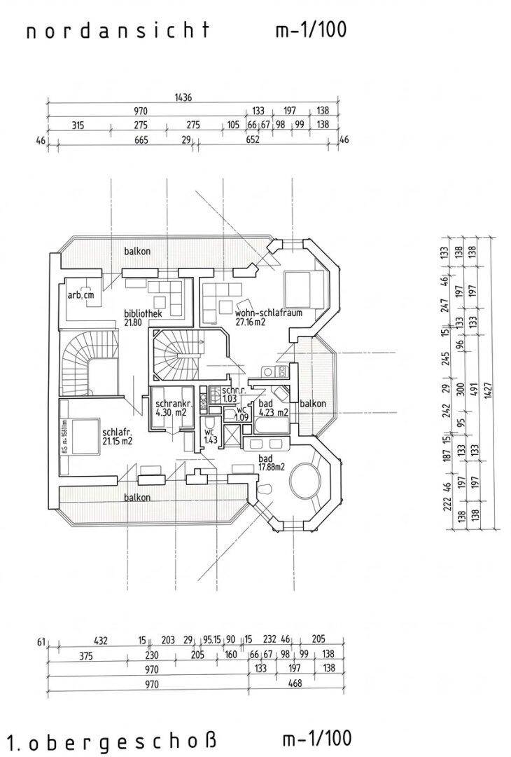 Grundriss des Obergeschosses mit Schlafzimmern, Bibliothek, Wohn-Schlafzimmer und mehreren Balkonen.