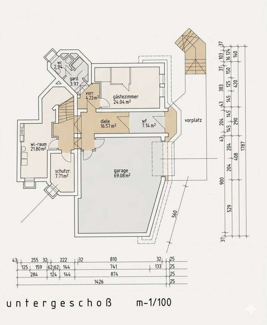 Grundriss des Untergeschosses mit großer Garage, Gästezimmer und Abstellräumen.