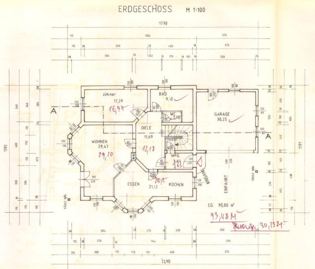 Grundriss des Erdgeschosses mit Wohnzimmer, Küche, Essbereich, Bad und Garage.