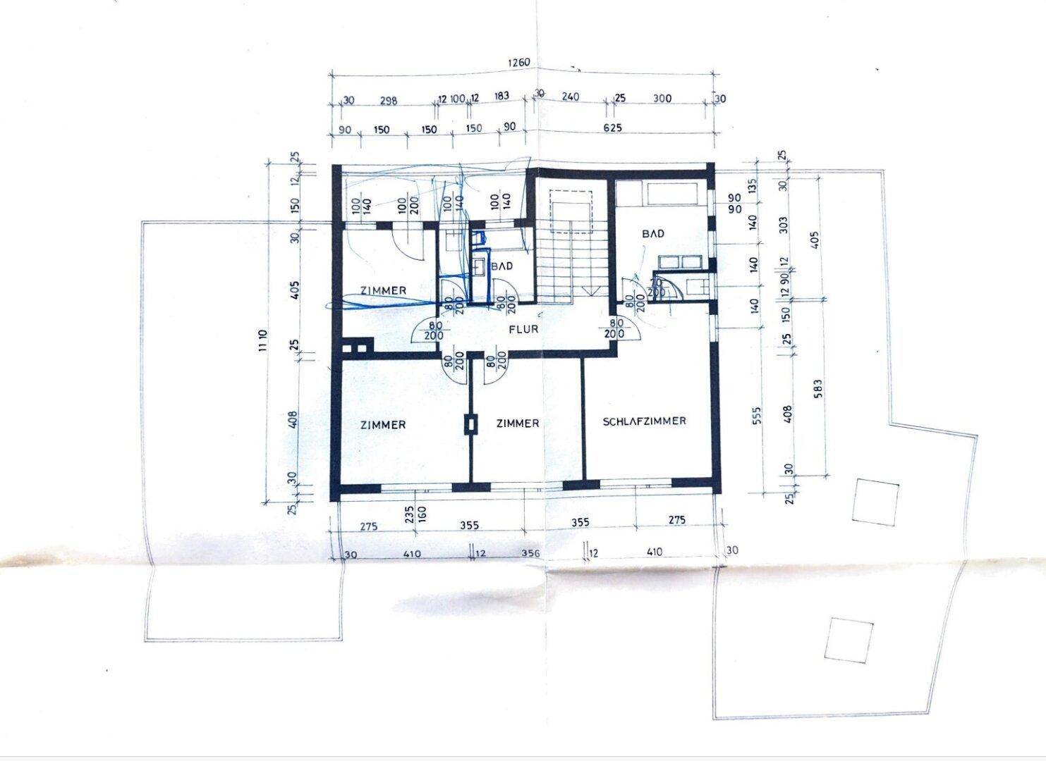 Grundriss des Obergeschosses mit mehreren Zimmern, Schlafzimmer und Bädern.