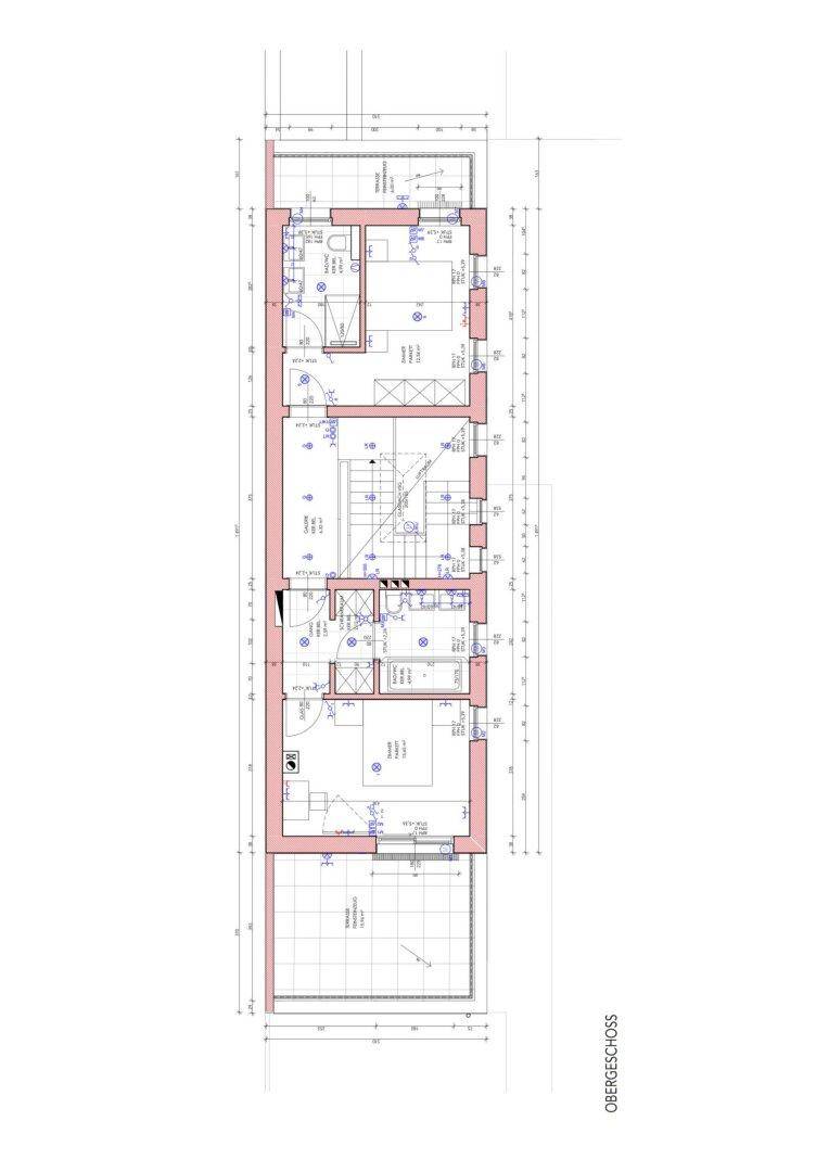 Grundriss des Obergeschosses mit mehreren Schlafzimmern, Bädern und einer großen Dachterrasse.