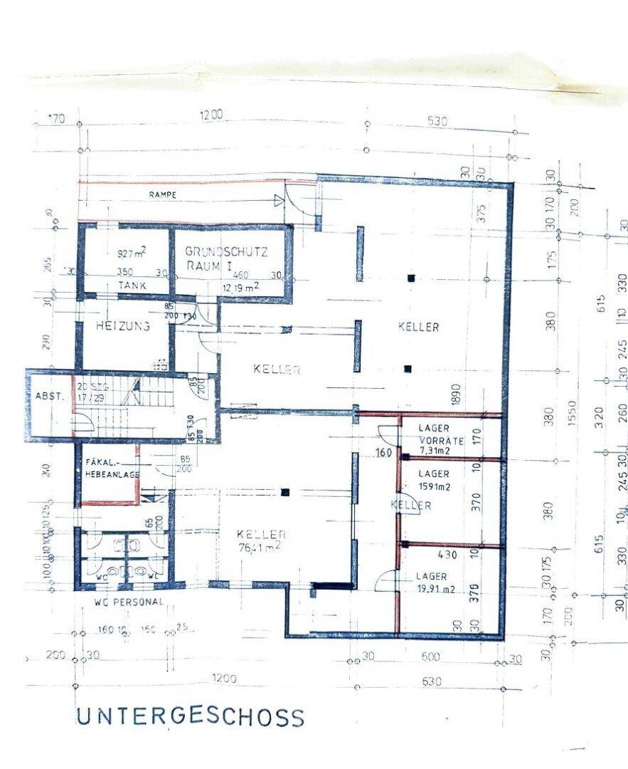 Grundriss des Untergeschosses mit Kellerräumen, Heizung und Rampe.