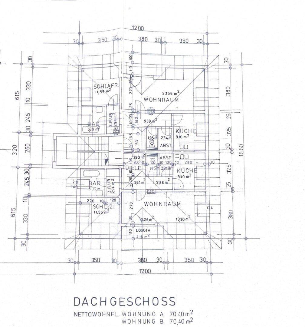 Grundriss des Dachgeschosses mit Wohnräumen, Schlafzimmern, Küche und Bad.