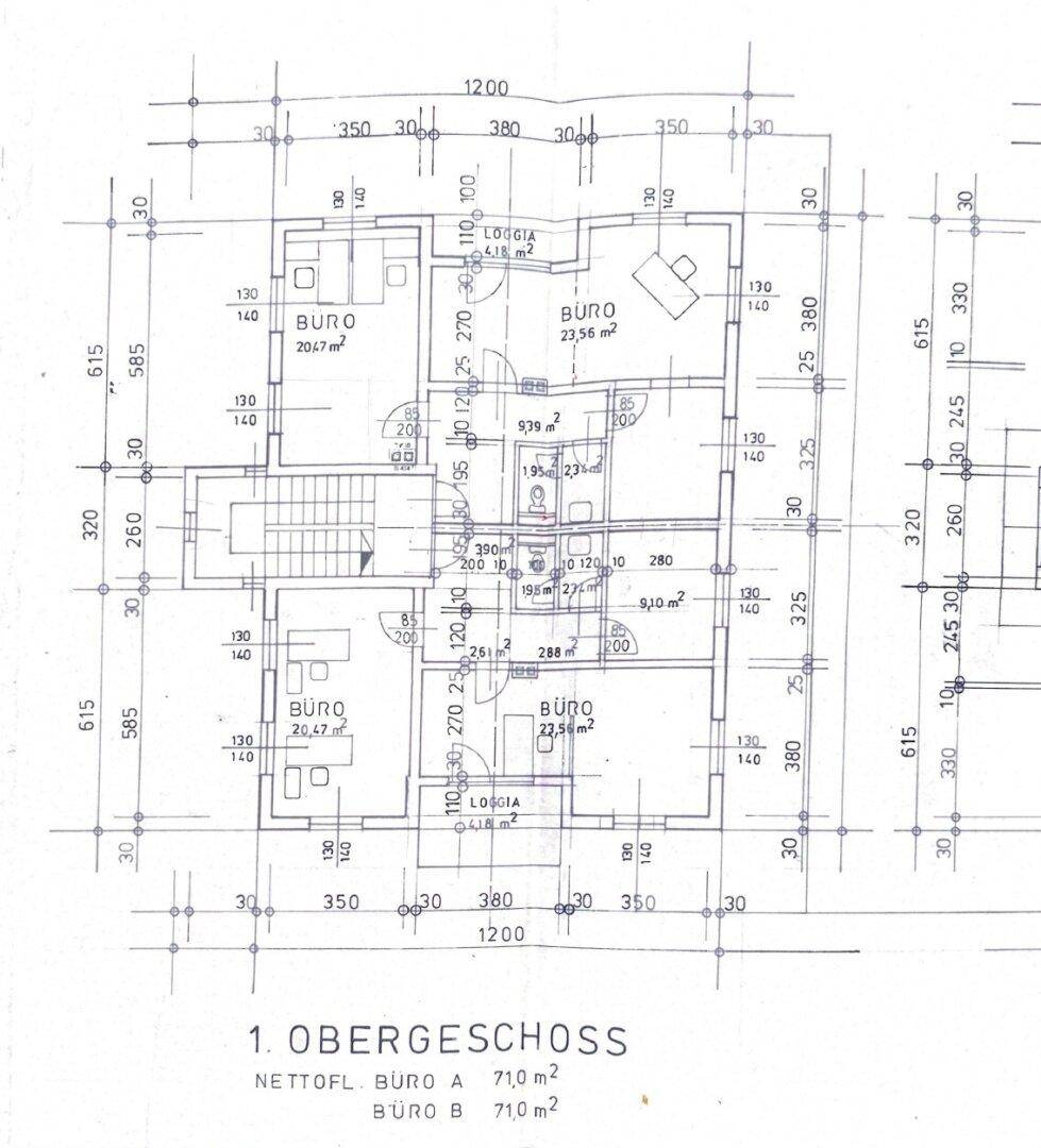 Grundriss des ersten Obergeschosses mit mehreren Büroräumen und Loggien.
