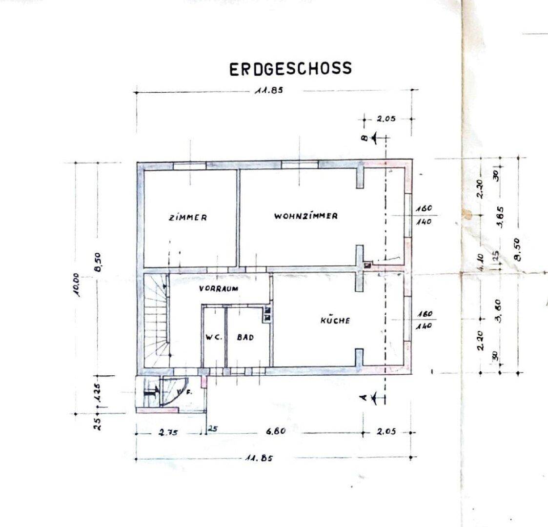 Grundriss des Erdgeschosses mit Zimmer, Wohnzimmer, Küche, Bad und separatem WC.