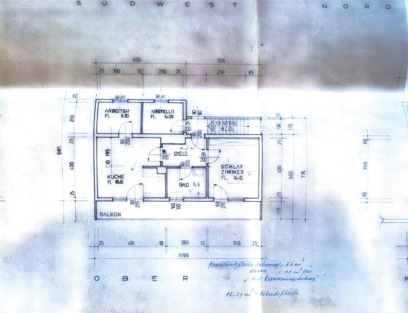 Grundriss des Obergeschosses mit Küche, Bad, Schlafzimmer, Arbeitszimmer und Zugang zum Balkon.