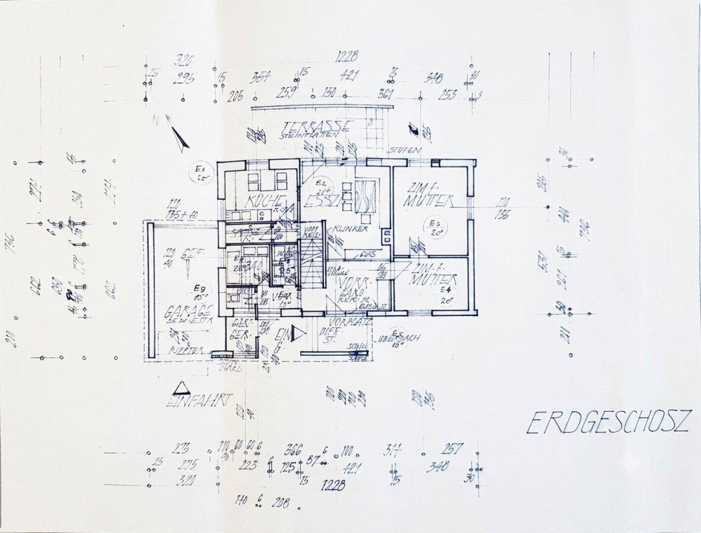 Grundriss des Erdgeschosses mit Küche, Essbereich, Terrasse und Garage.