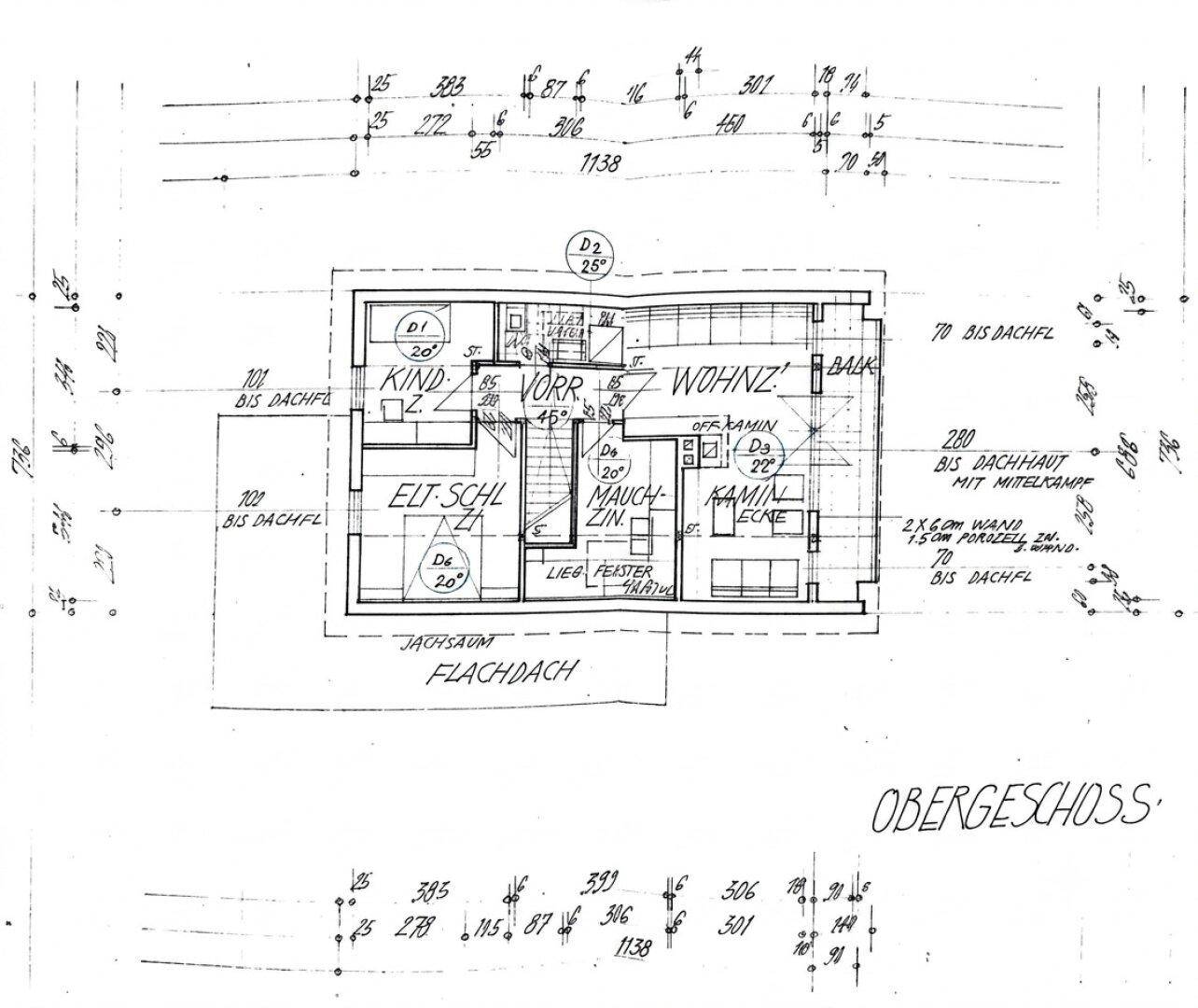 Grundriss des Obergeschosses mit Schlafzimmern, Bad, Kamin und Balkon.