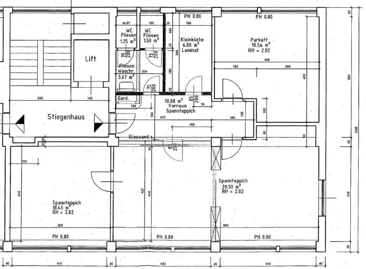 Detaillierter Grundriss einer Etage mit mehreren Räumen, Lift und Treppenhaus.