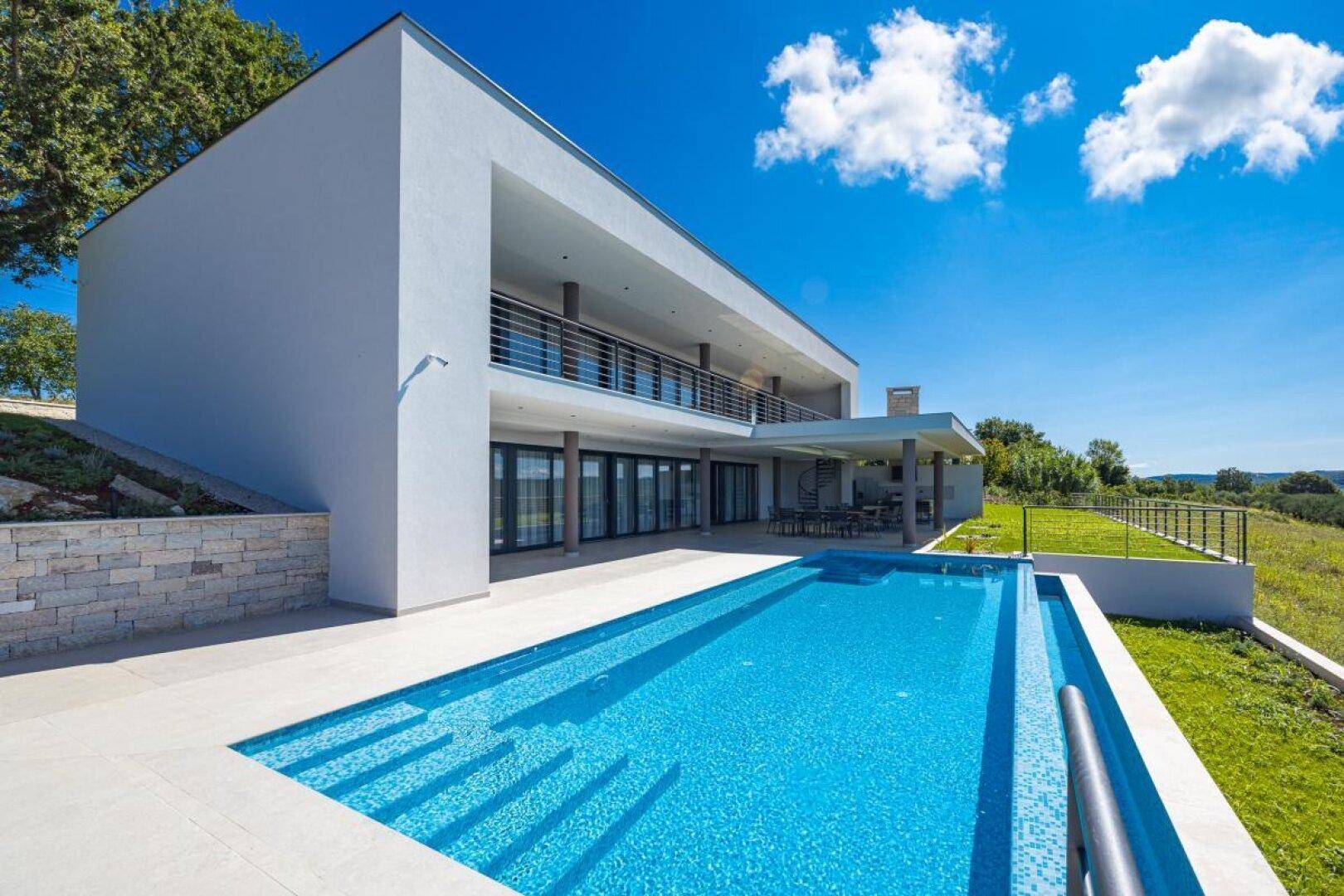 Elegante Villa mit großem Poolbereich und weitem Blick über die umliegende Natur.