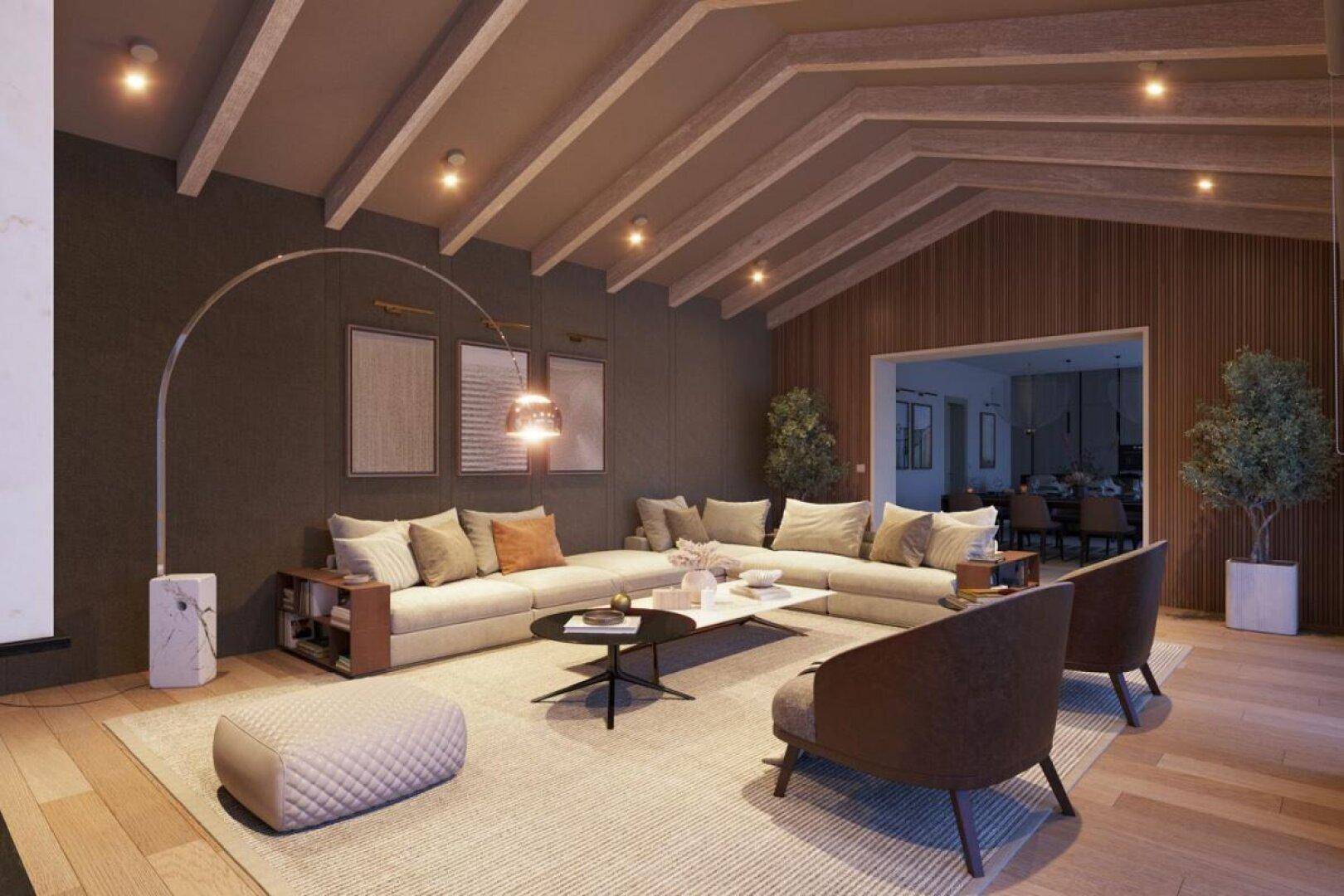 Modernes Wohnzimmer mit Holzbalkendecke, großem Ecksofa und stilvoller Bogenlampe, abends beleuchtet.