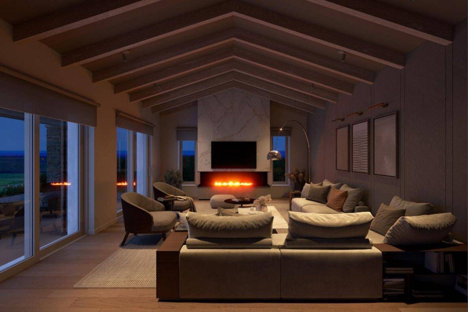 Elegantes Wohnzimmer mit Kamin, Fernseher und großen Fenstern, die einen weiten Blick in die Landschaft bieten.