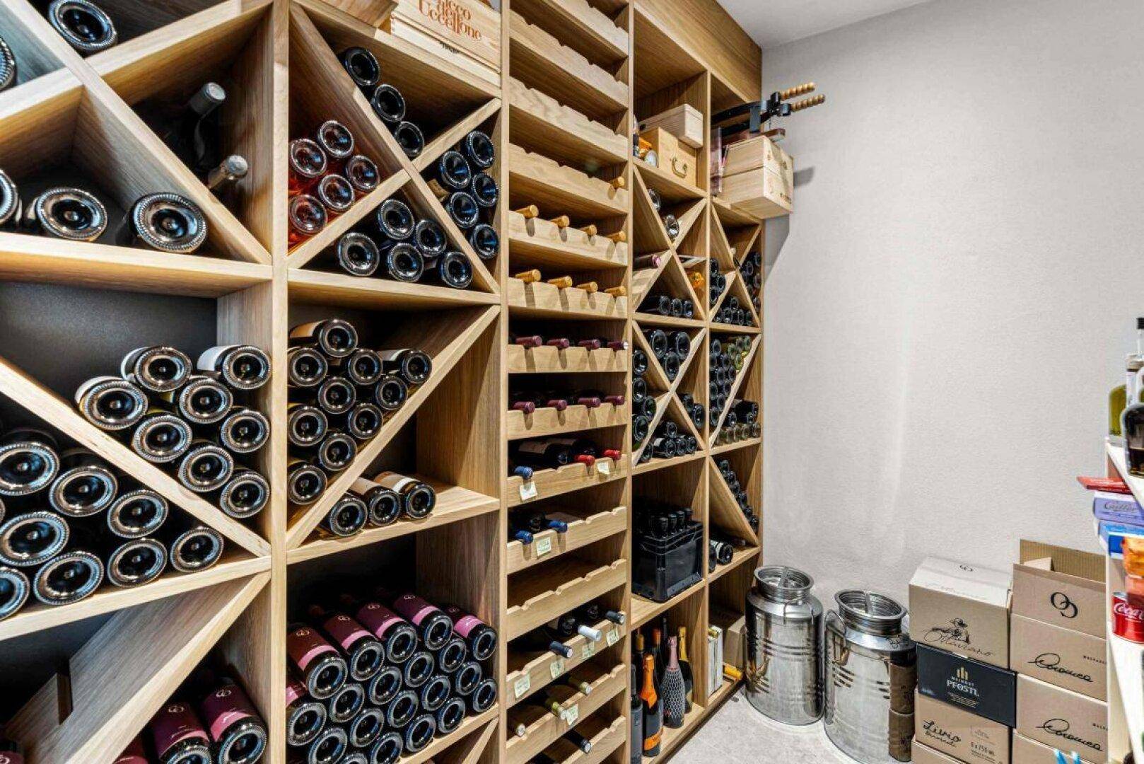 Gut organisierter Weinkeller mit Holzregalen und reichlich Platz für Flaschen und Vorräte.