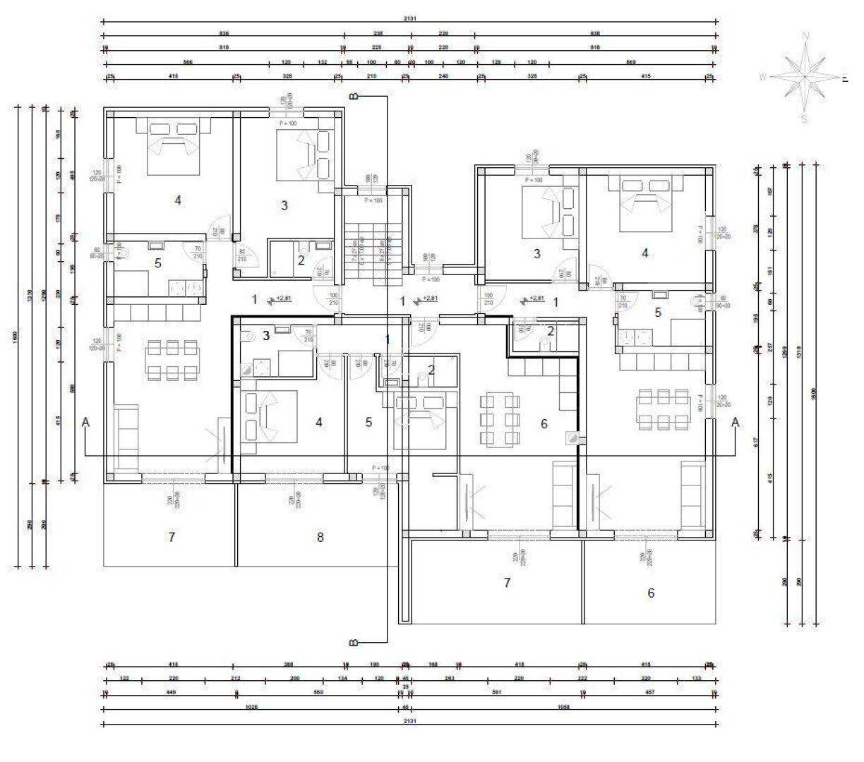 Grundrissplan einer Etage mit mehreren Wohneinheiten und Balkonzugang.