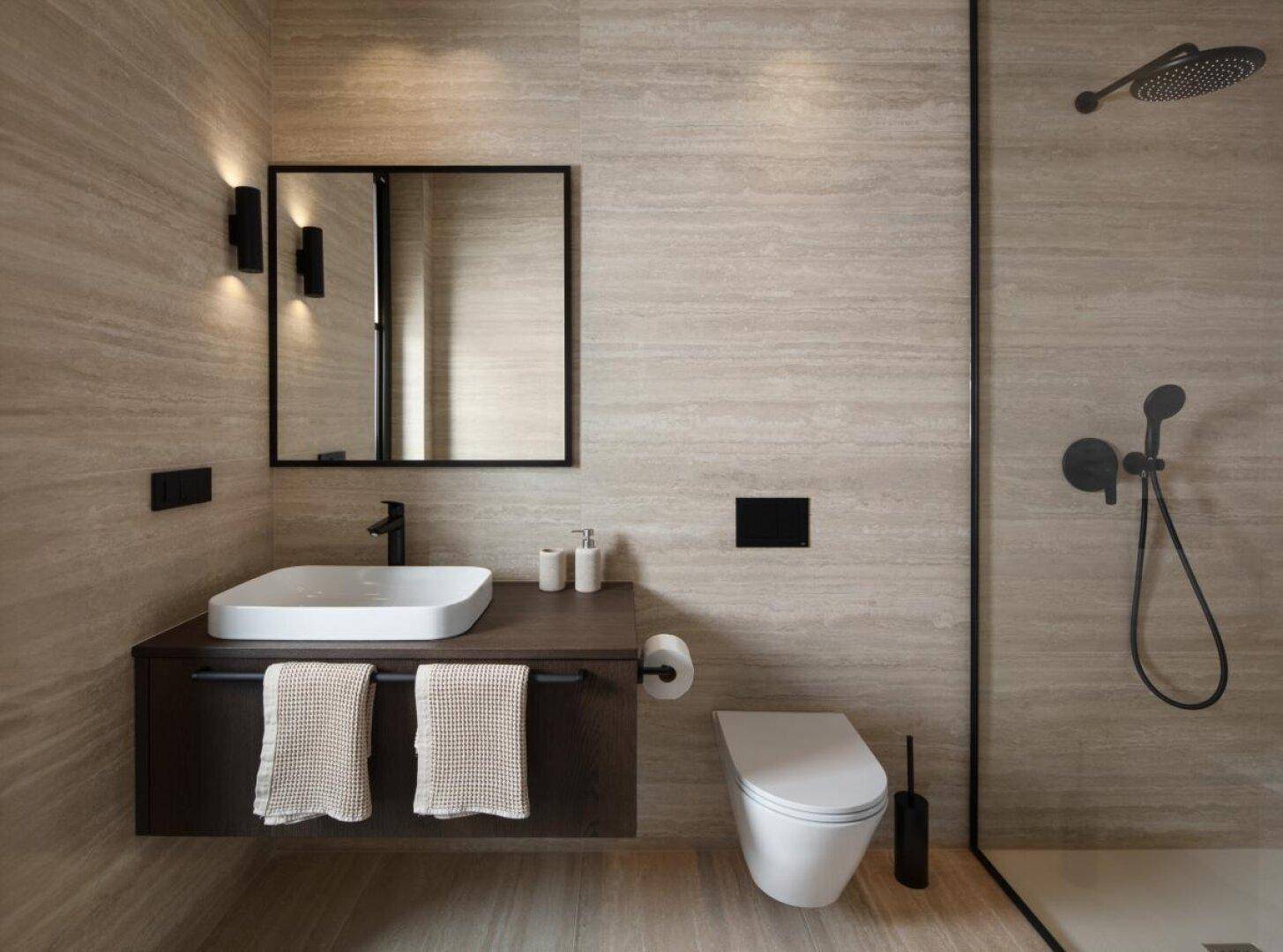 Modernes Badezimmer mit begehbarer Dusche, schwebendem Waschtisch und Wand-WC.