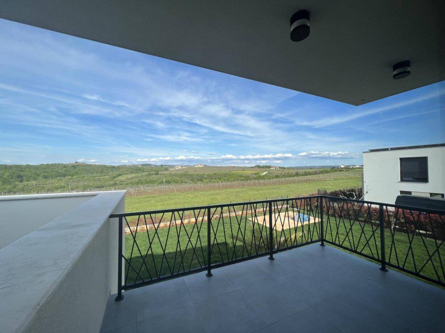 Geräumiger Balkon mit modernem Geländer und Panoramablick auf die umliegende Natur.