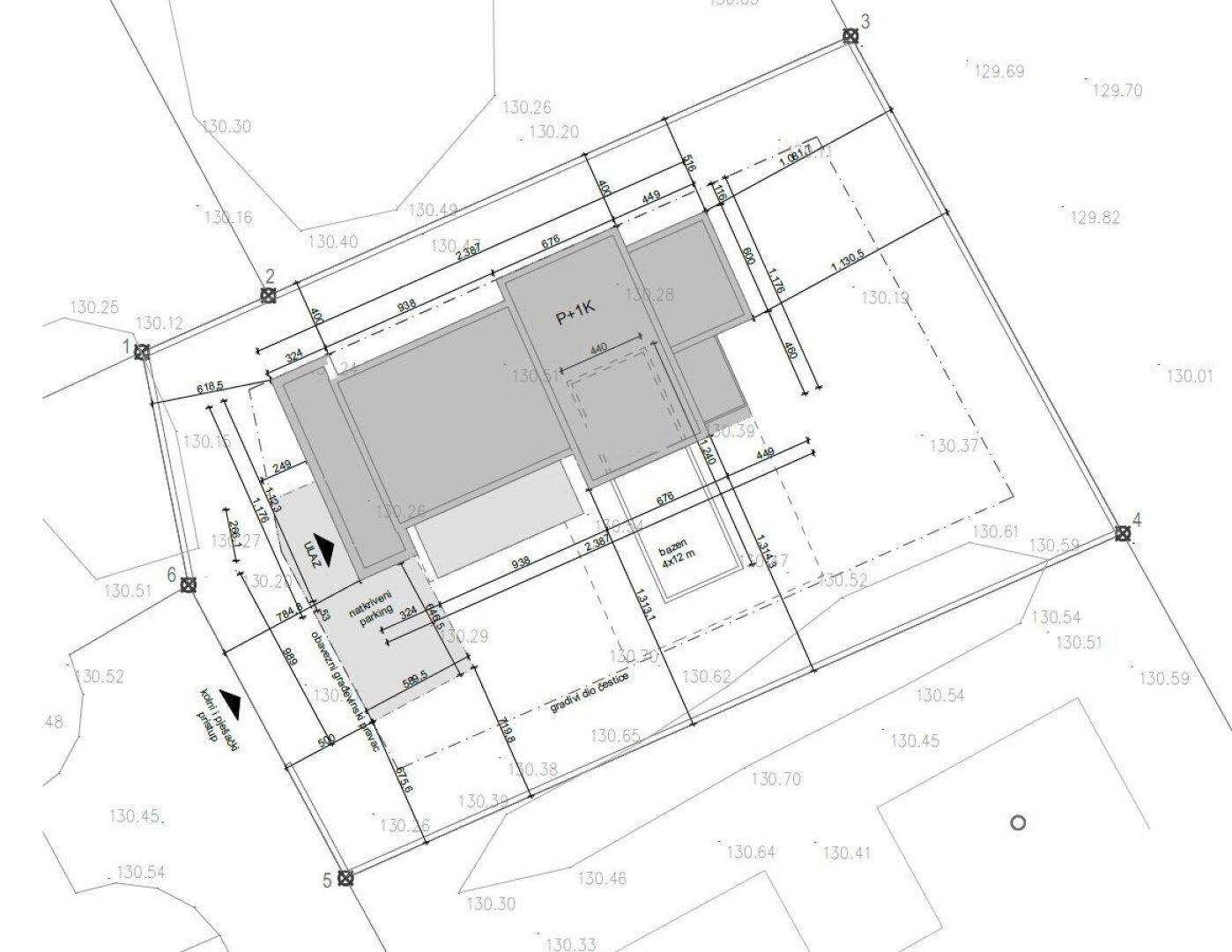 Übersichtsplan des Grundstücks mit Gebäudegrundriss und eingezeichneten Parkplätzen.