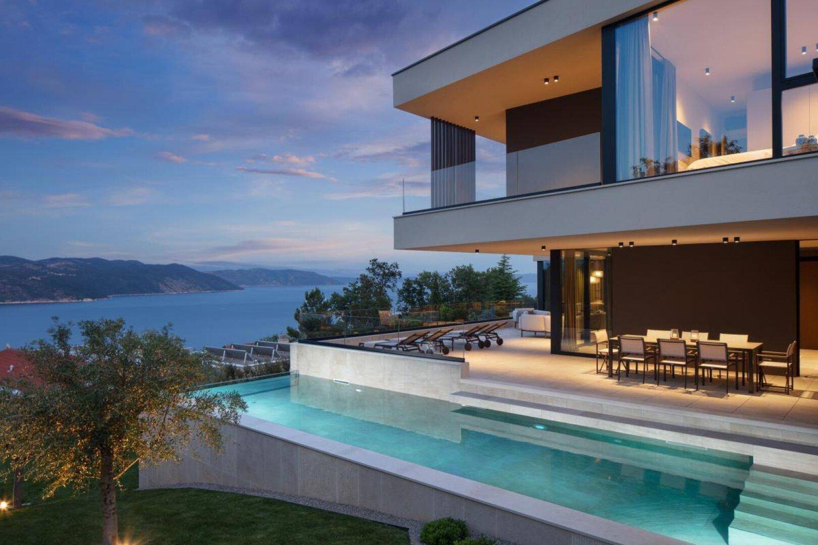 Luxuriöse moderne Villa mit Infinity-Pool, großer Terrasse und spektakulärem Blick auf das Meer.