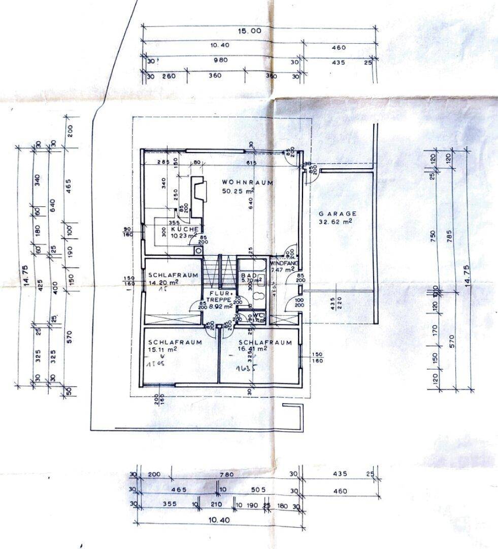 Grundriss des Erdgeschosses mit Wohnraum, Küche, Schlafzimmern, Bad und Garage.
