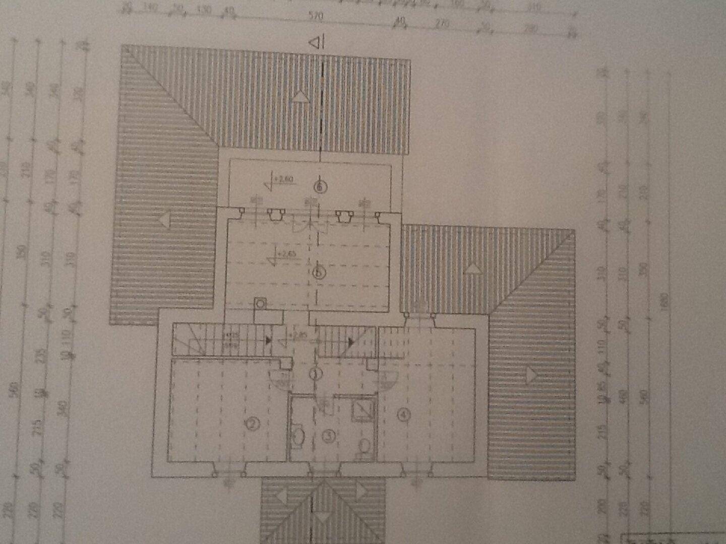 Grundriss des Obergeschosses mit Schlafzimmern und Badezimmern unter einem Satteldach.