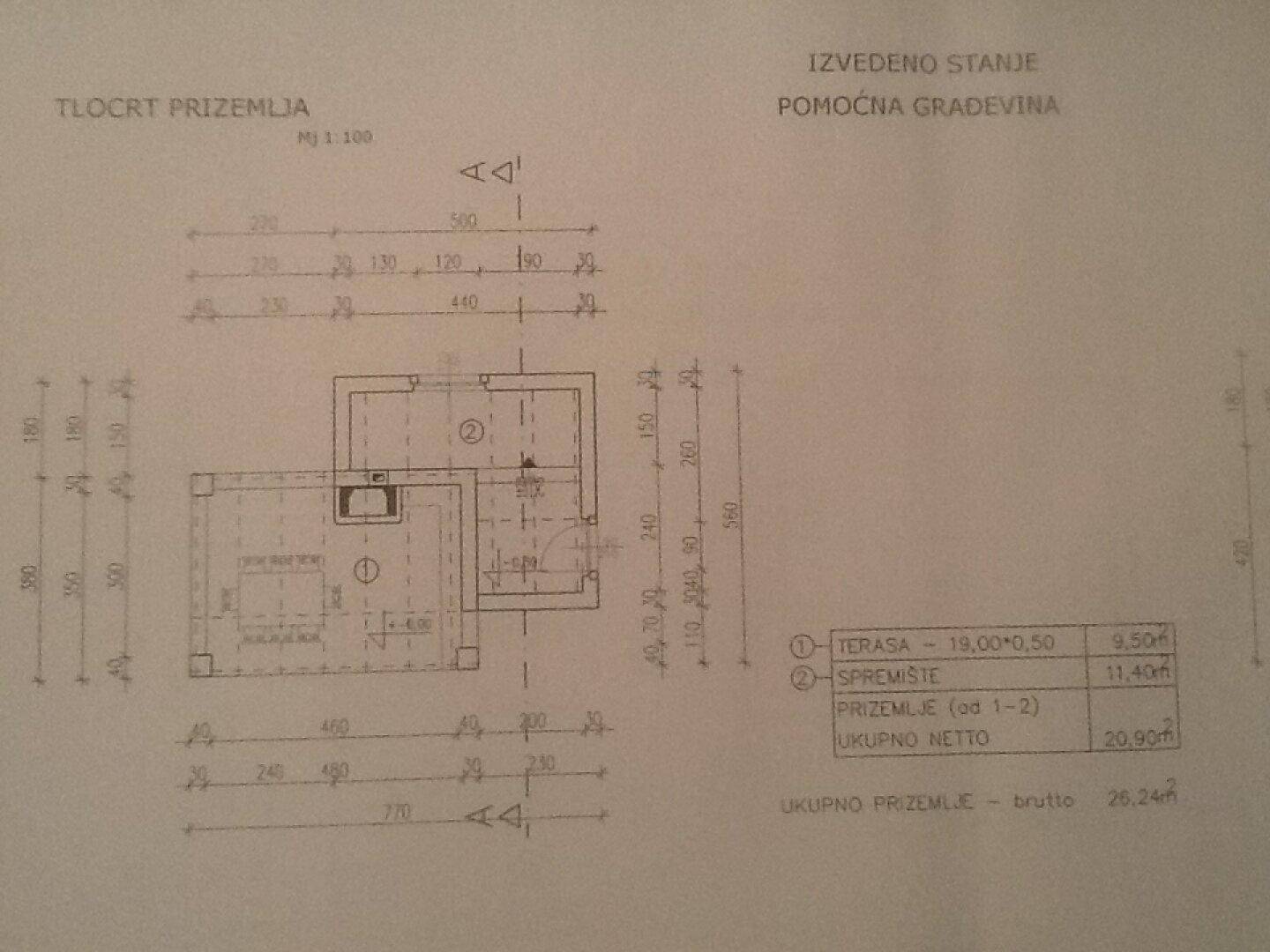 Grundriss eines Nebengebäudes mit Terrasse und Abstellraum im Erdgeschoss.