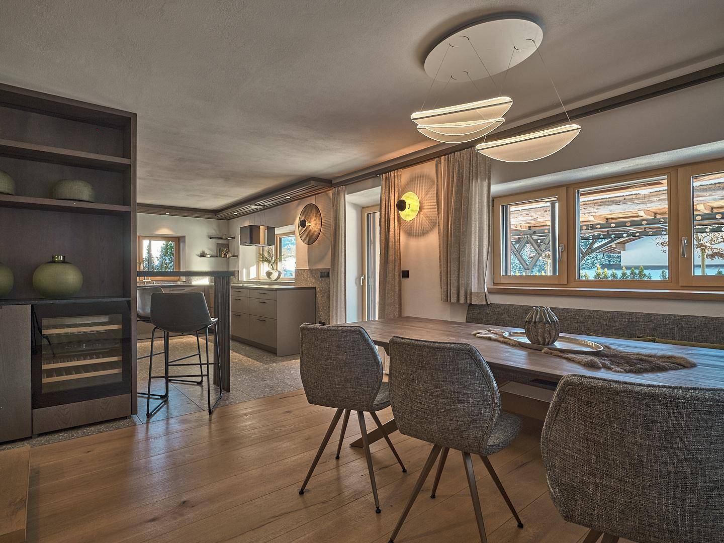 Moderner Essbereich mit Holztisch und angrenzender Küche, ausgestattet mit einem Weinkühlschrank.
