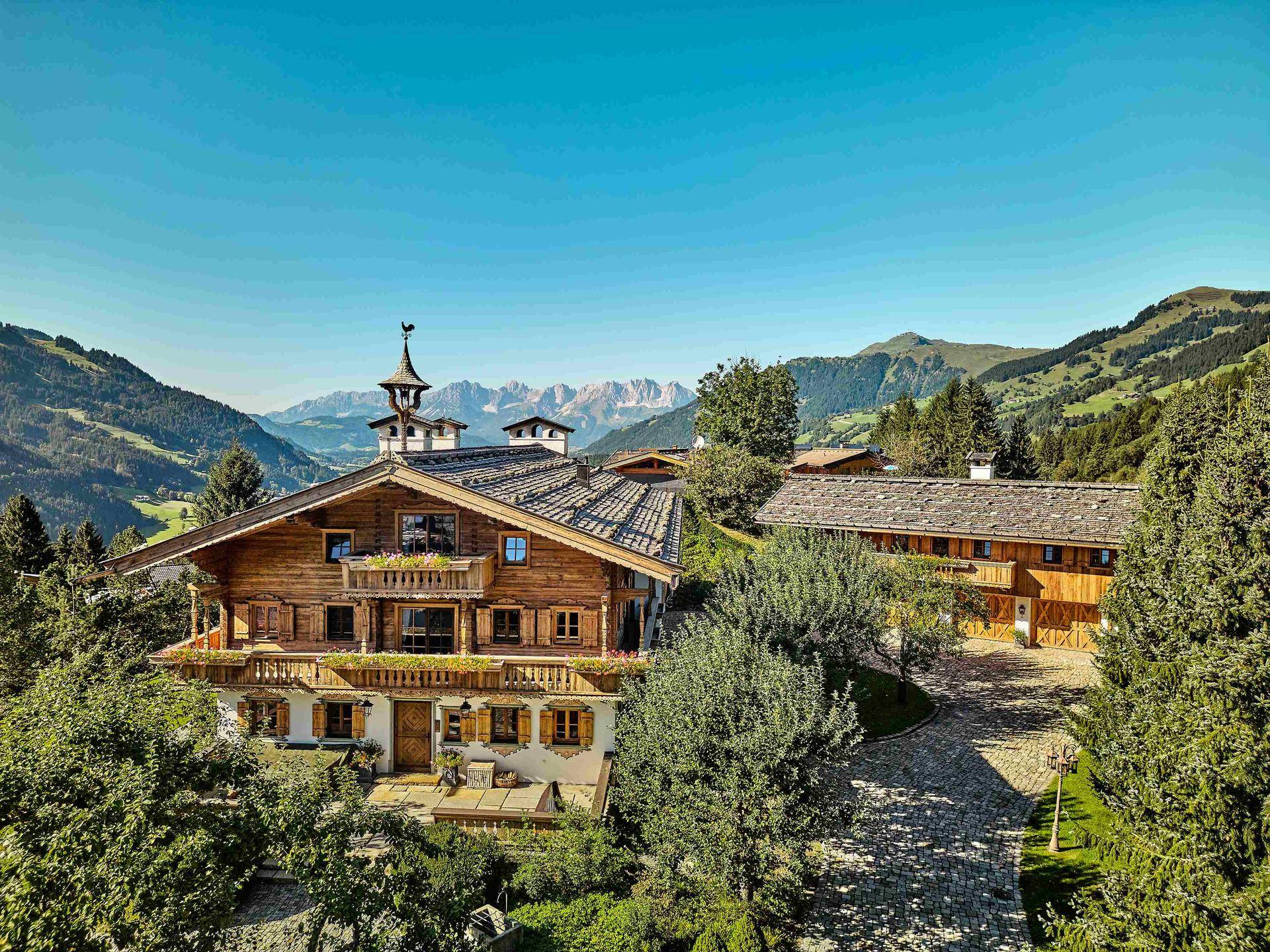 Malerisches Holzchalet in alpiner Landschaft mit beeindruckendem Bergblick und weitläufigem Grundstück.