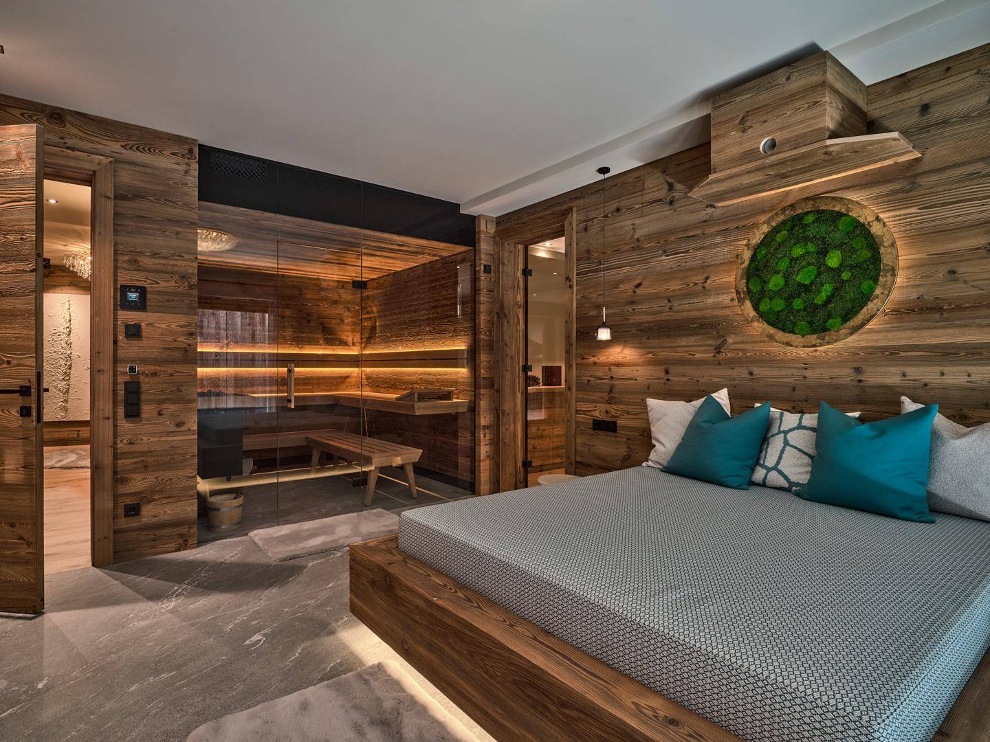 Luxuriöses Schlafzimmer mit Holzwänden, modernem Bett und integrierter Sauna für Wellness.