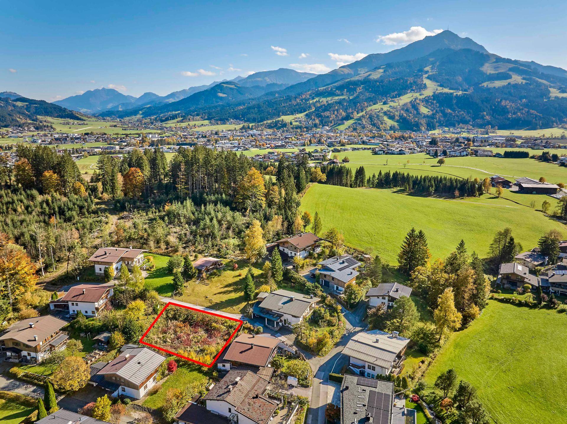 Panoramablick aus der Vogelperspektive auf ein Grundstück in einer idyllischen Alpenregion.
