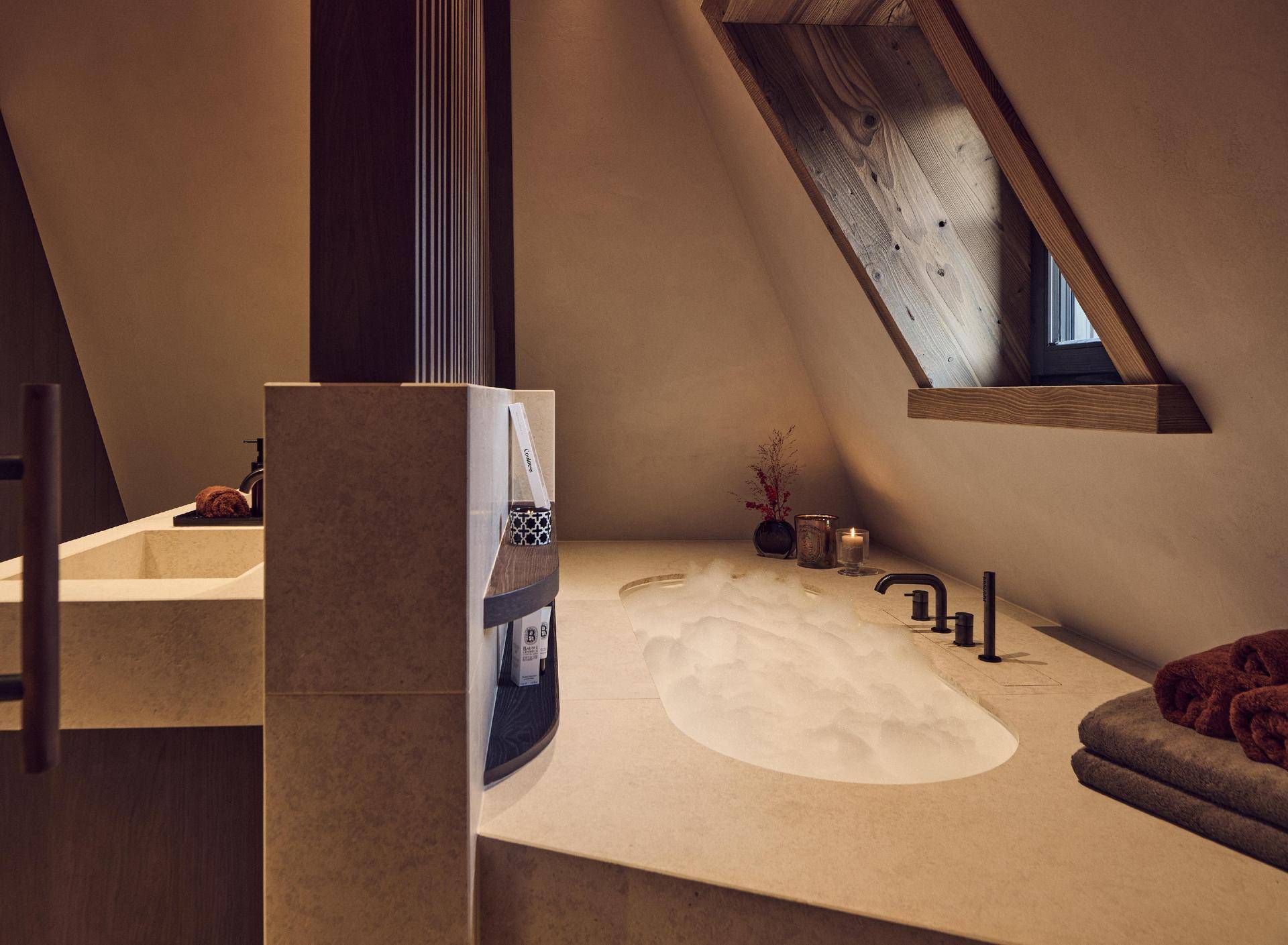 Modernes Badezimmer unter dem Dach mit integrierter Badewanne, Doppelwaschbecken und Holzakzenten.