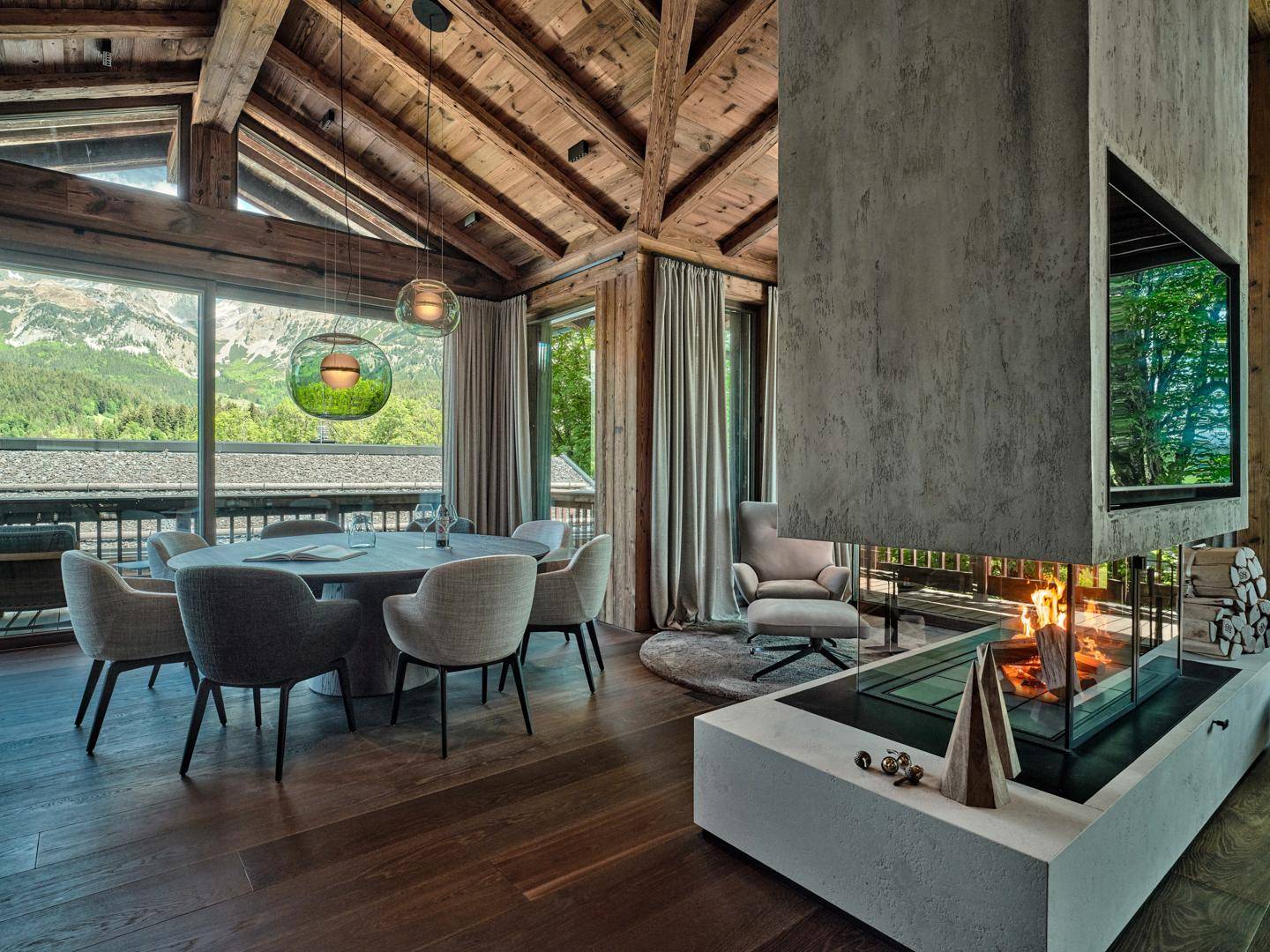 Heller Wohn- und Essbereich mit modernem Kamin, Holzbalkendecke und Zugang zur Terrasse.