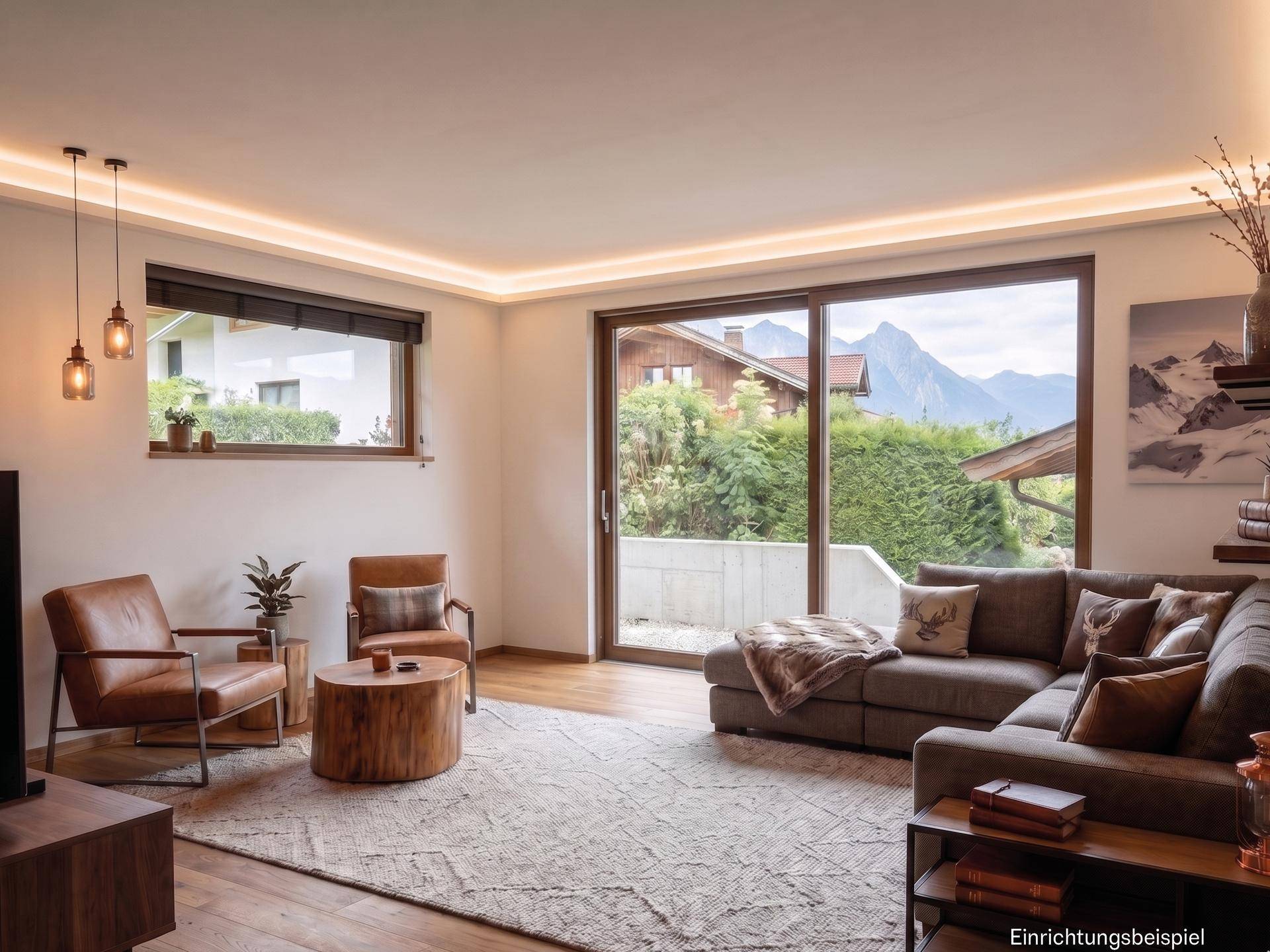 Helles Wohnzimmer mit gemütlicher Sitzecke, Holzboden und beeindruckendem Bergblick.