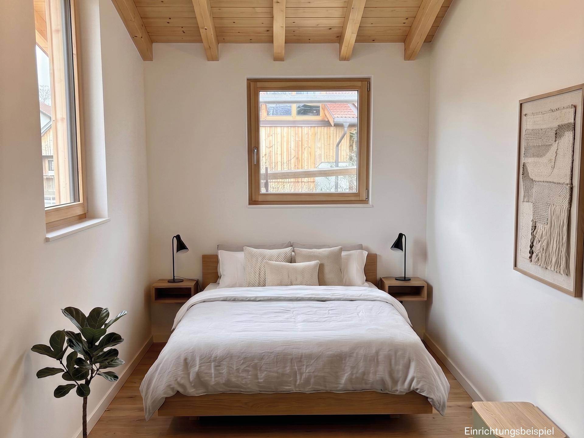 Helles Schlafzimmer mit Holzbalkendecke, Holzboden und minimalistischer Einrichtung.