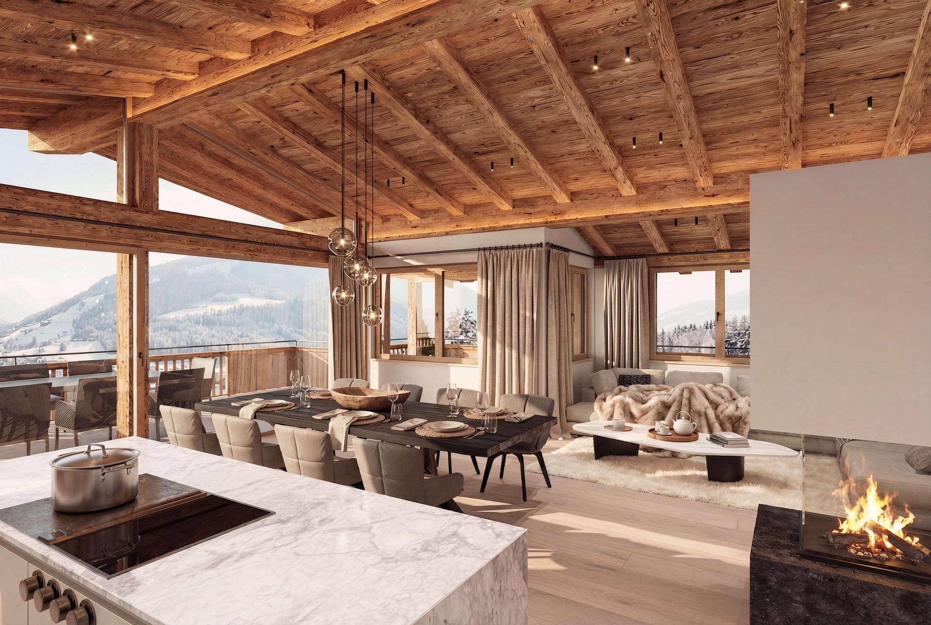 Heller Wohn- und Essbereich im alpinen Stil mit Holzbalken, Kamin und Blick auf die verschneite Berglandschaft.