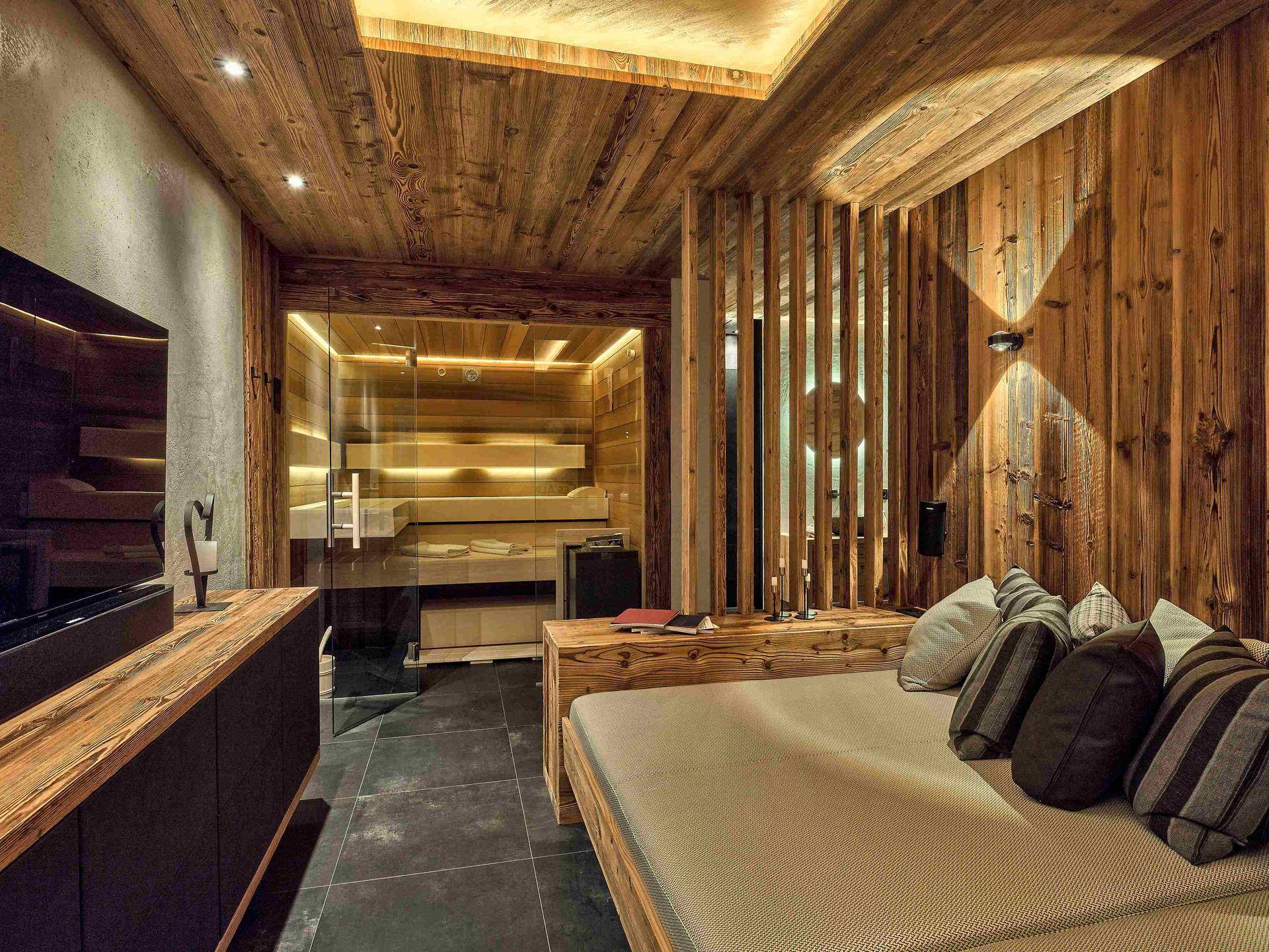 Exklusiver Wellnessbereich mit Sauna, Holzverkleidung und gemütlicher Liegefläche.