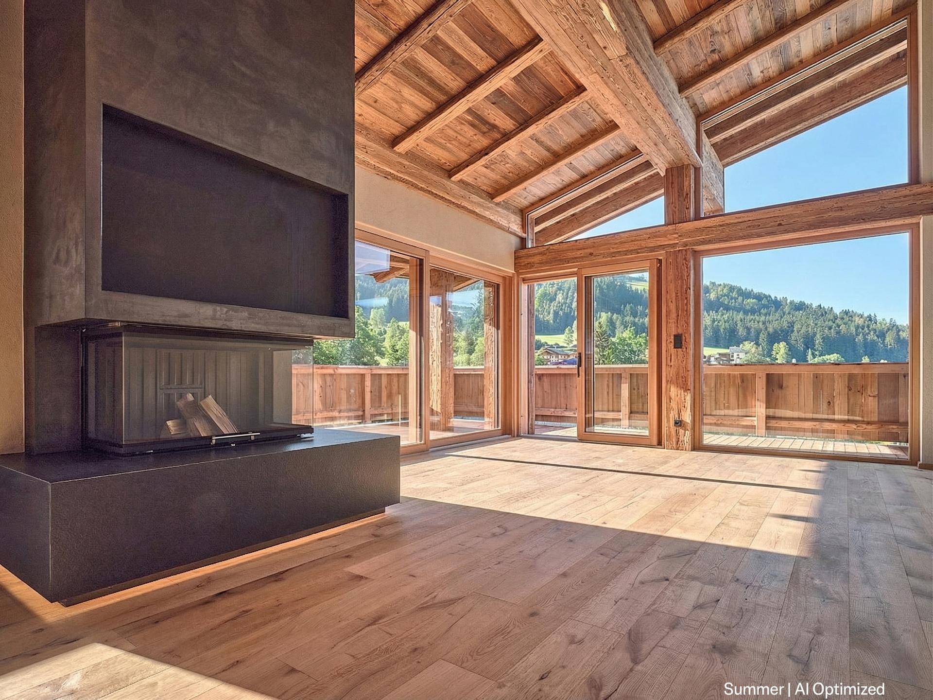Helles Wohnzimmer im Chalet-Stil mit modernem Kamin und Panoramablick auf die Berge.