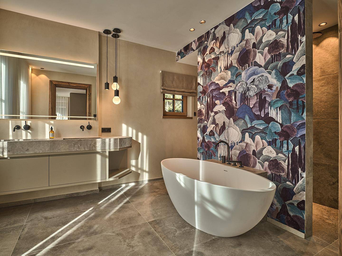 Elegantes Badezimmer mit freistehender Badewanne, Doppelwaschbecken und begehbarer Dusche sowie Fenster.