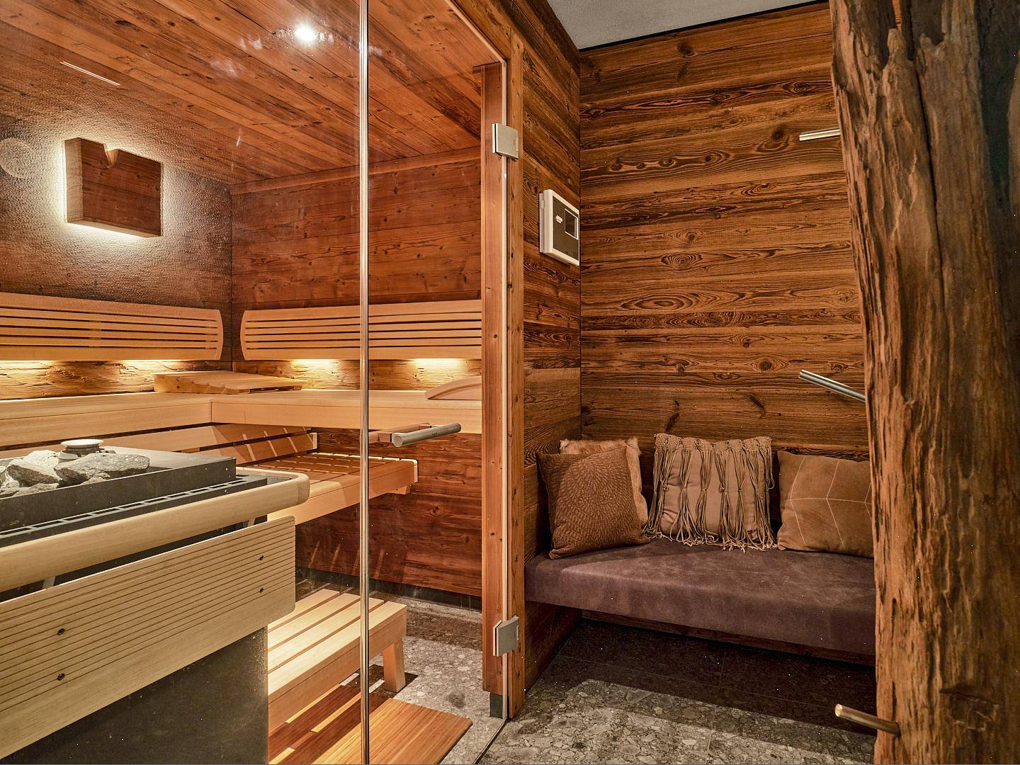 Hochwertige Sauna mit Holzverkleidung, bequemen Bänken und einem separaten Entspannungsbereich.