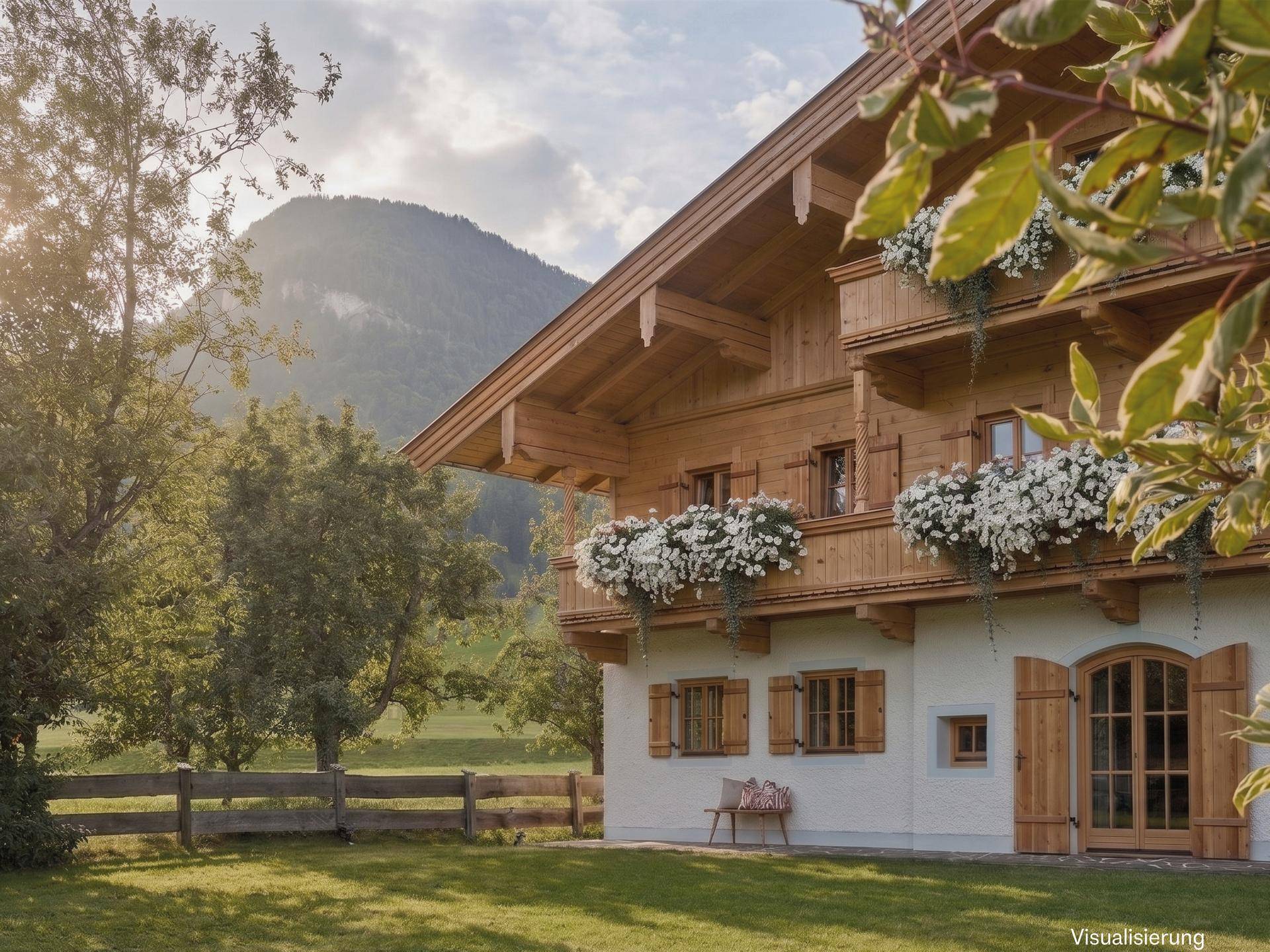 Detailansicht eines traditionellen Holzhauses mit blühenden Balkonkästen und gepflegtem Gartenbereich.