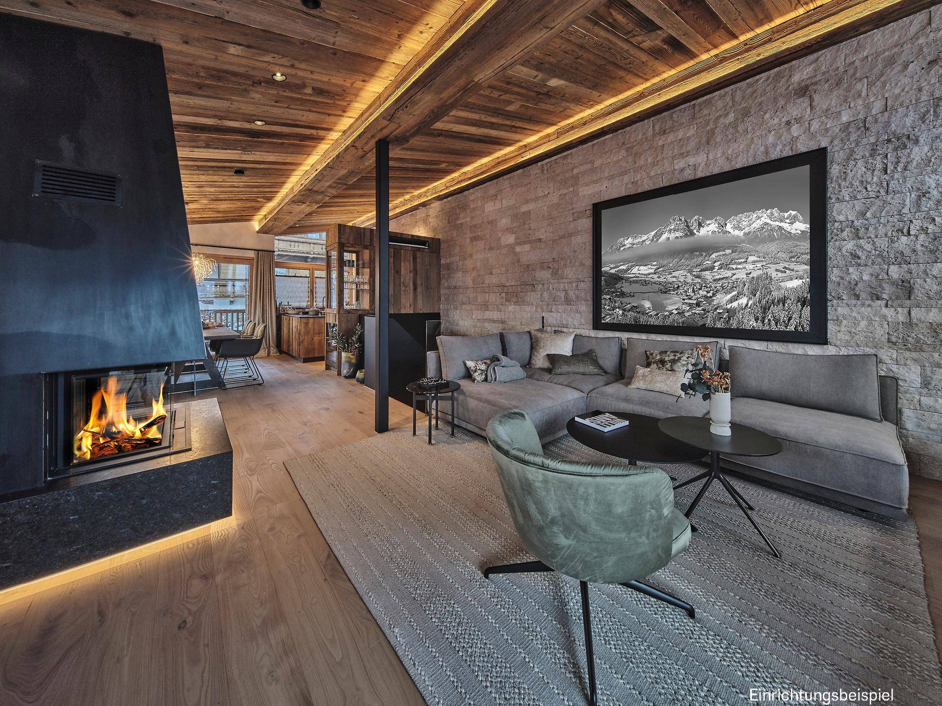 Gemütliches Wohnzimmer mit modernem Kamin, Holzbalkendecke und Steinwand, ausgestattet mit bequemen Sofas.
